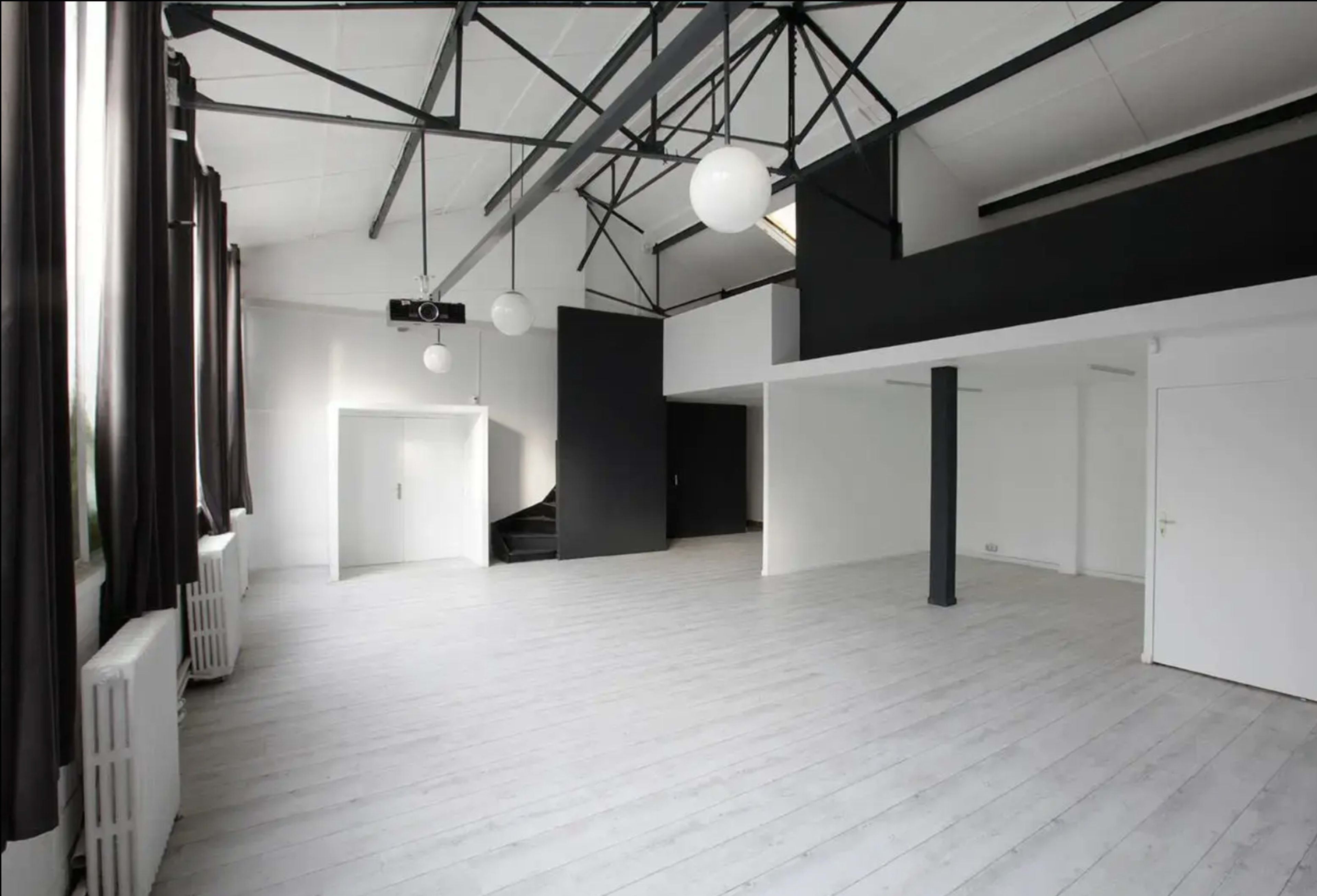 Loft d’Artiste Industriel de 250 m² – Un Écrin Unique pour Vos Projets Image dans , Montreuil, 