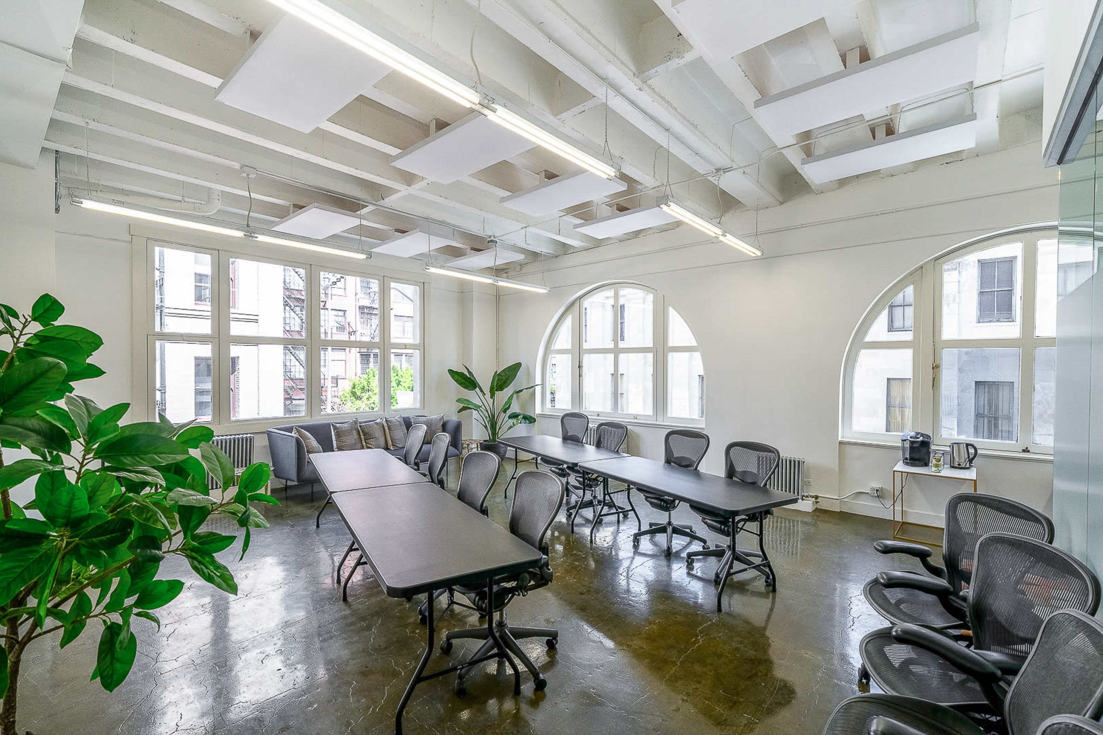 Bright & Spacious Private Corner Room in Historic Building – Huge Windows & High Ceilings Image in SoMa, San Francisco, CA