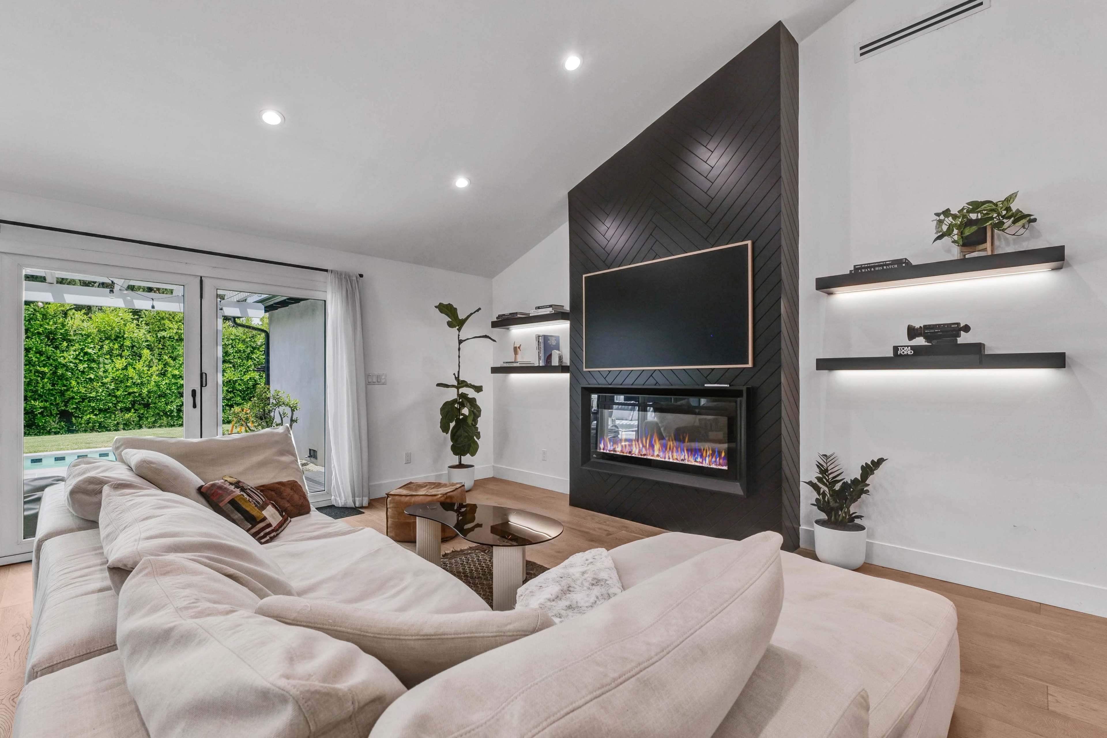 Designer Modern Home convenient location w/ tons of parking Image in Sherman Oaks, Sherman Oaks, CA