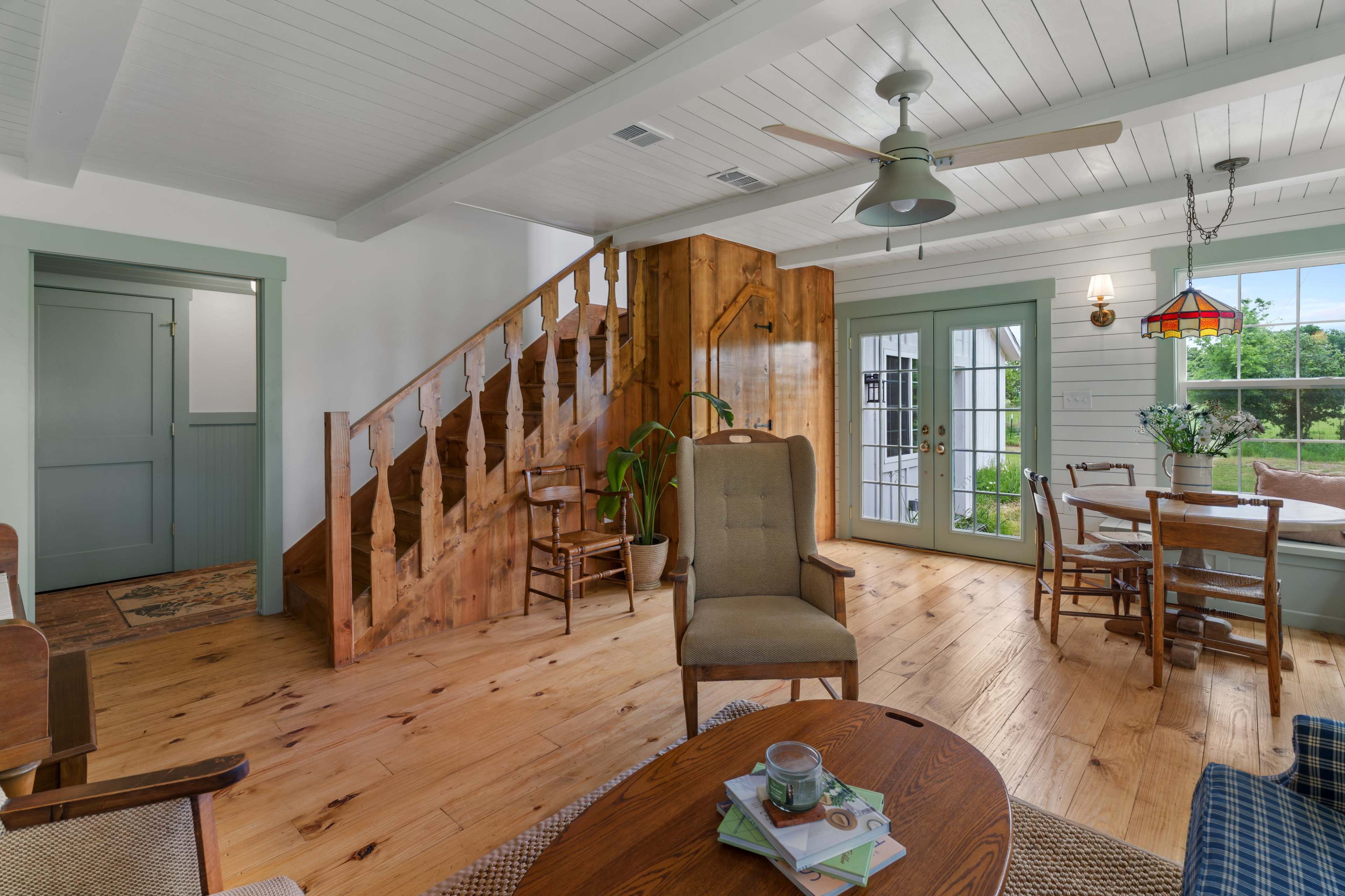 Charming Country Cottage on 8 Acres | Vintage Farmhouse & Scenic Photo Location Image in , Alvarado, TX