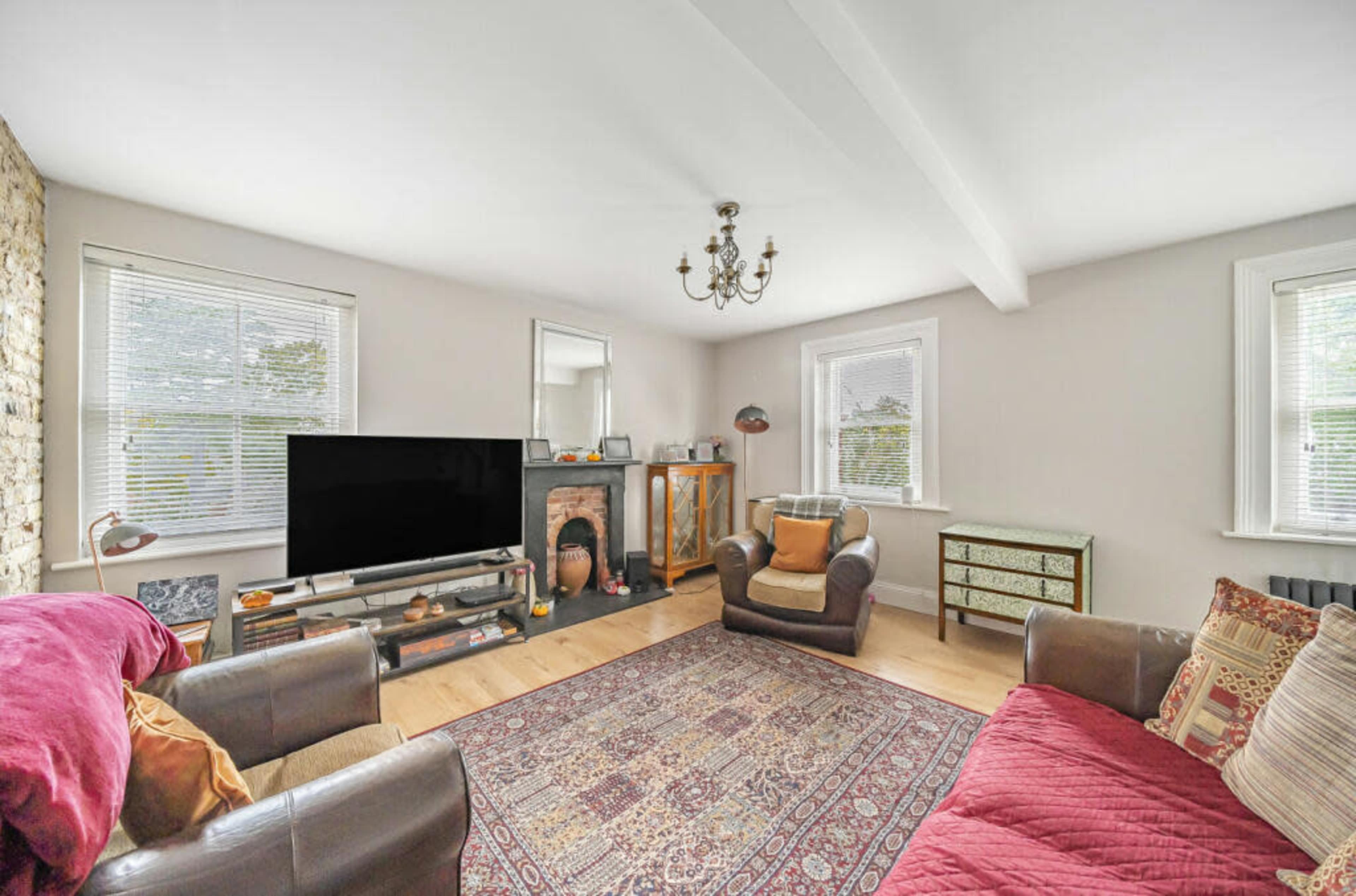 Charming dual aspect character apartment with beautiful views and light Image in Woking, Woking, ENG
