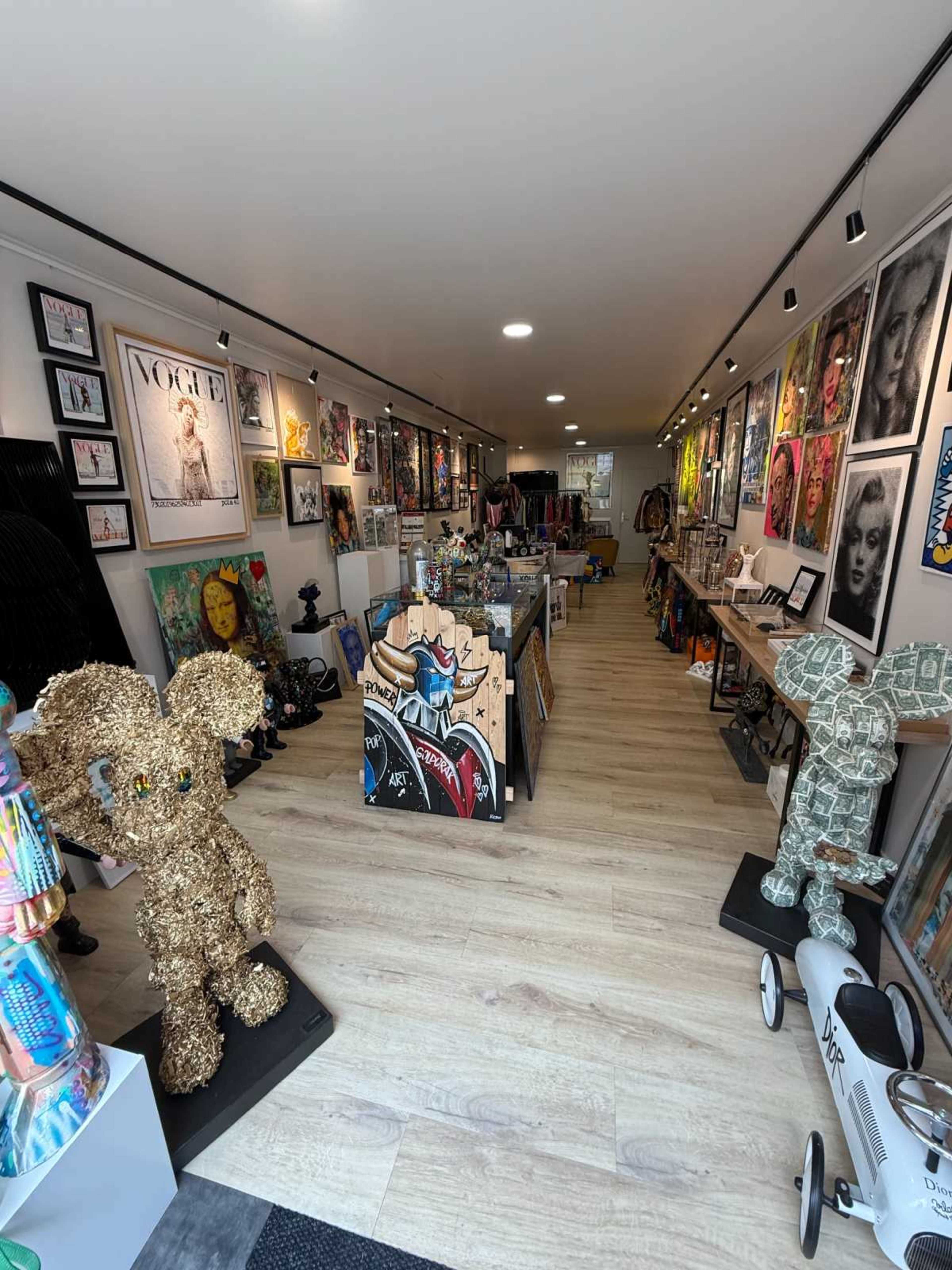 Galerie design en centre ville, ambiance pop culture et urbaine Image in , Fontainebleau, 