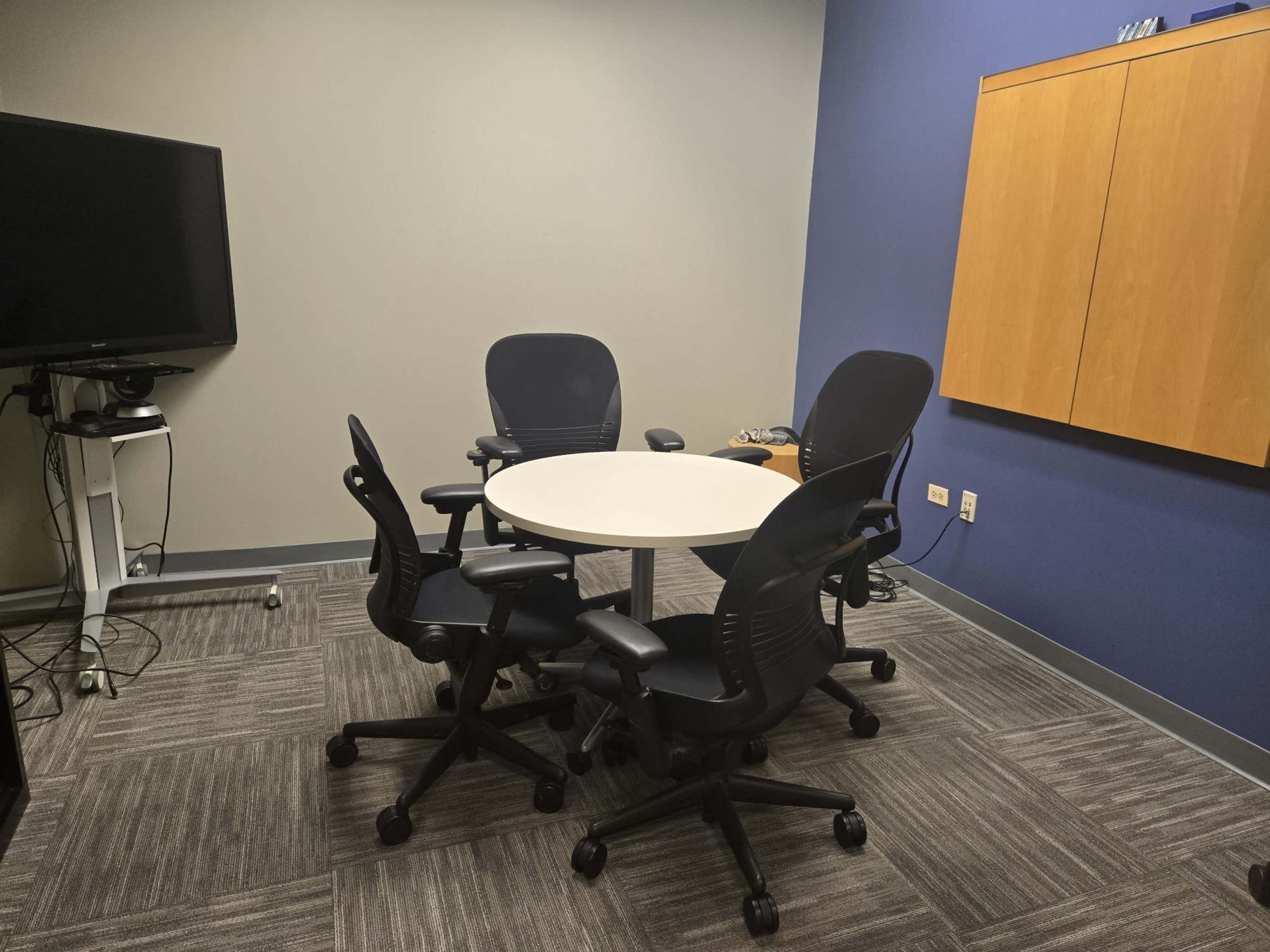 Small meeting room in Executive Center Image in Vernon Township, Lincolnshire, IL
