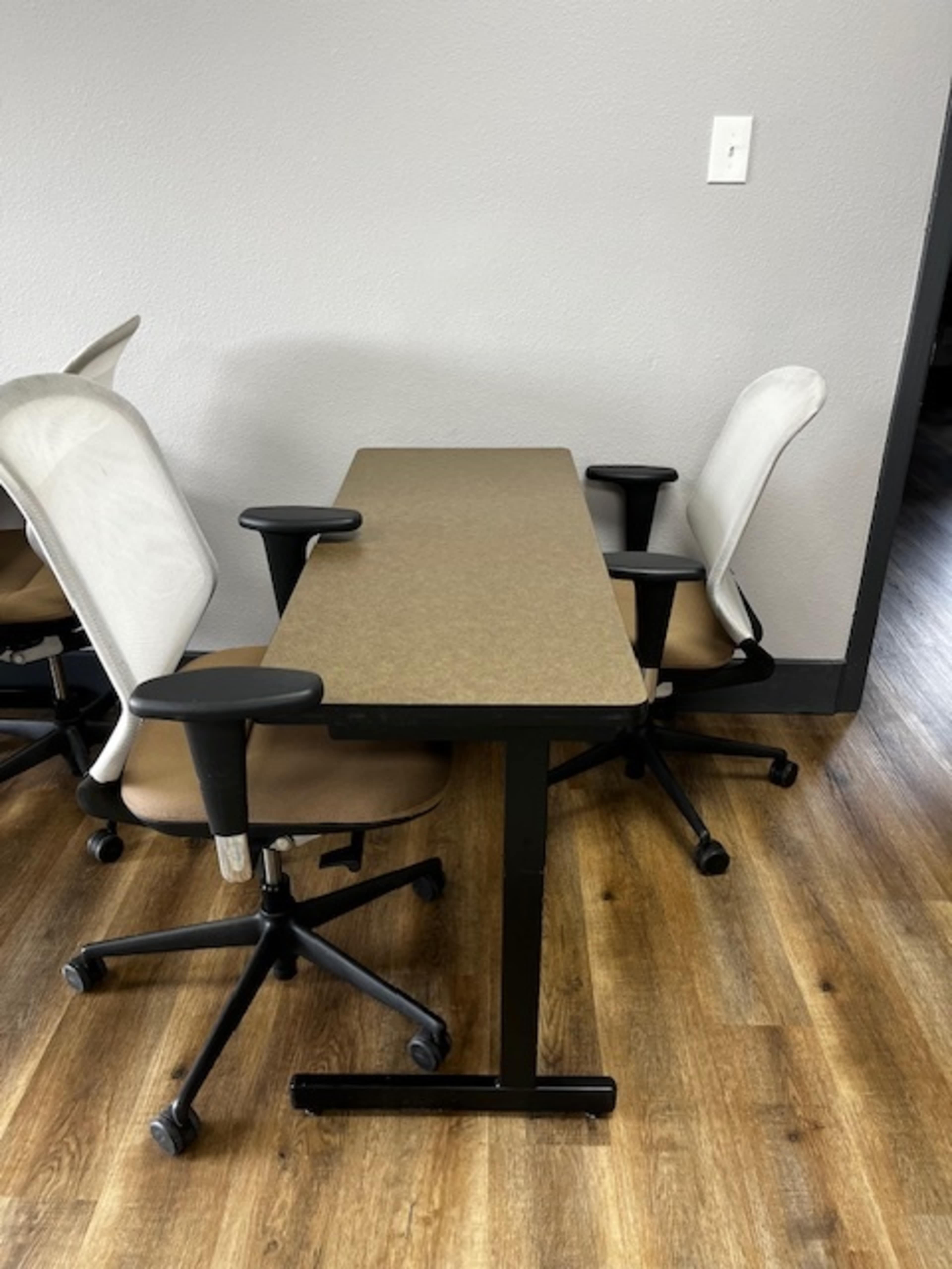 Quiet Workspace Desk with Convenient Amenities Image in West Arlington, ARLINGTON, TX