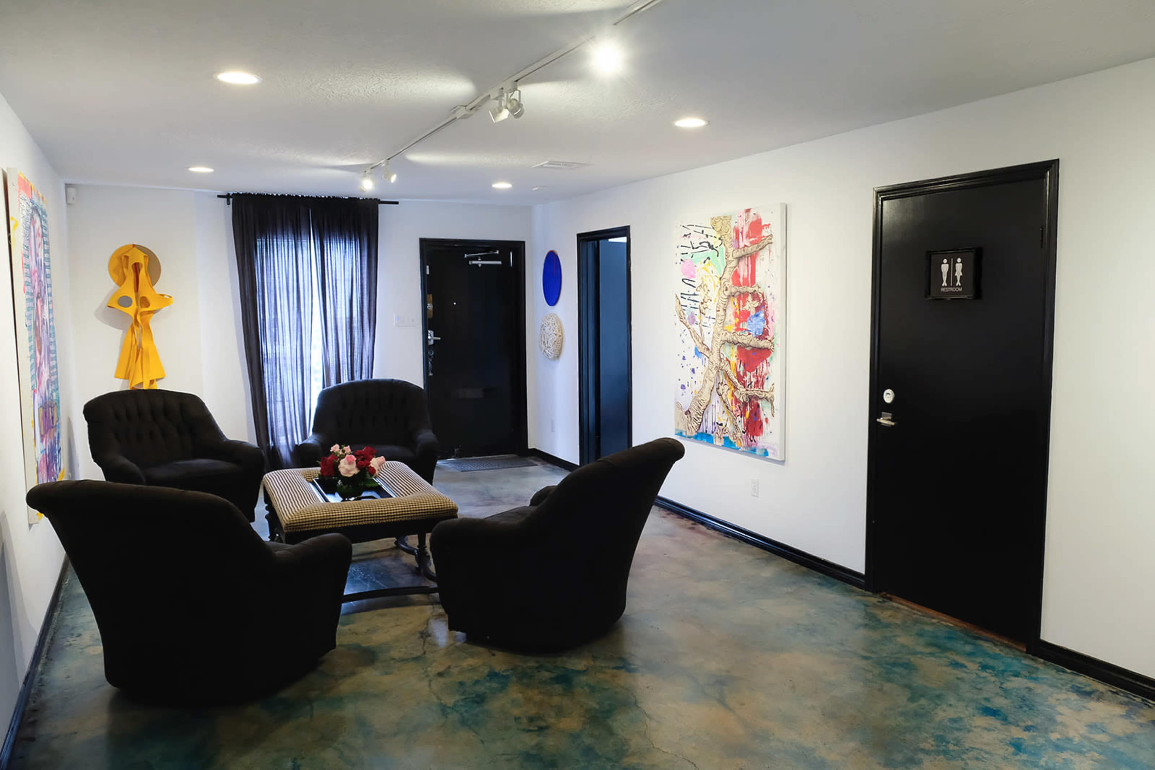 Spacious Studio with natural light located in the Heights district. Image in Washington Avenue Coalition / Memorial Park, Houston, TX