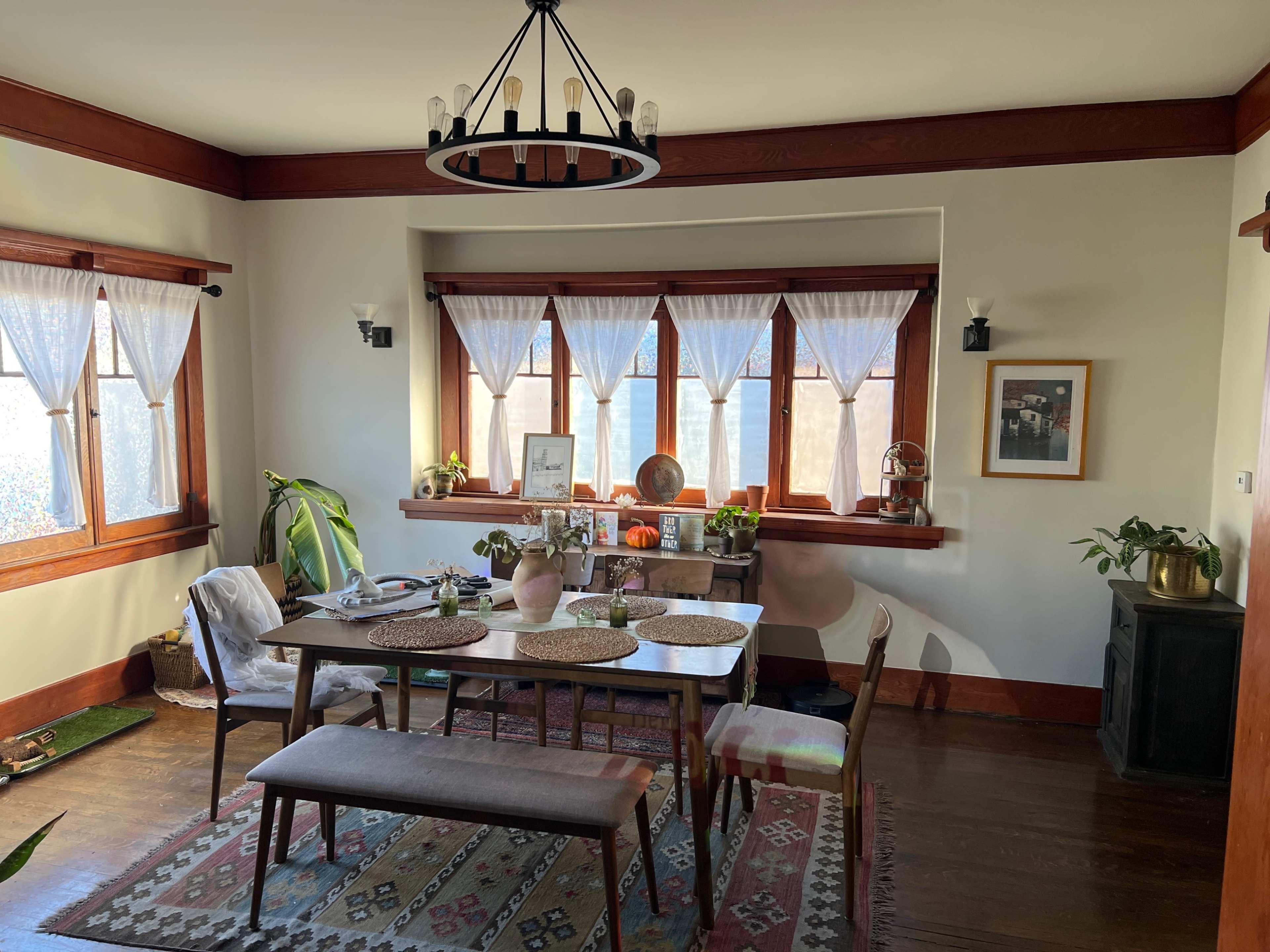 GORGEOUS cozy 1908 CRAFTSMAN HOME with recording studio and private yard. Image in South Los Angeles, Los Angeles, CA