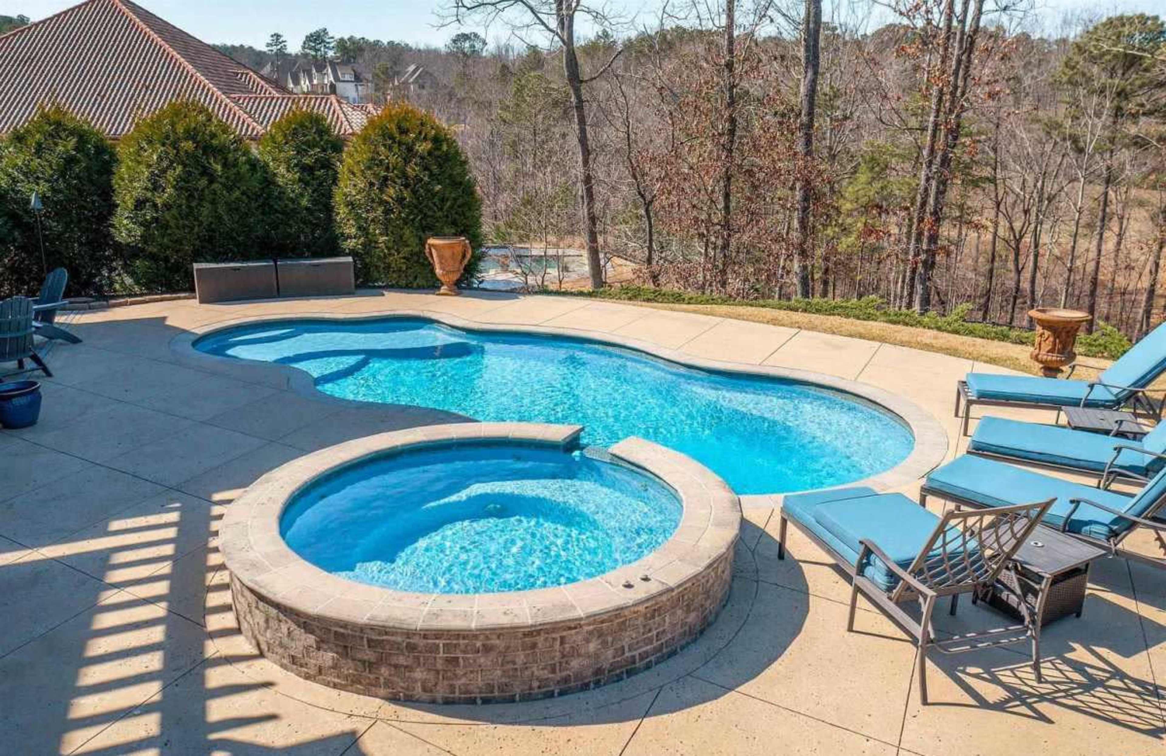 Luxury Golf-Course Estate with Resort Pool, Vaulted Ceilings & Outdoor Fireplace Image in Hoover, HOOVER, AL