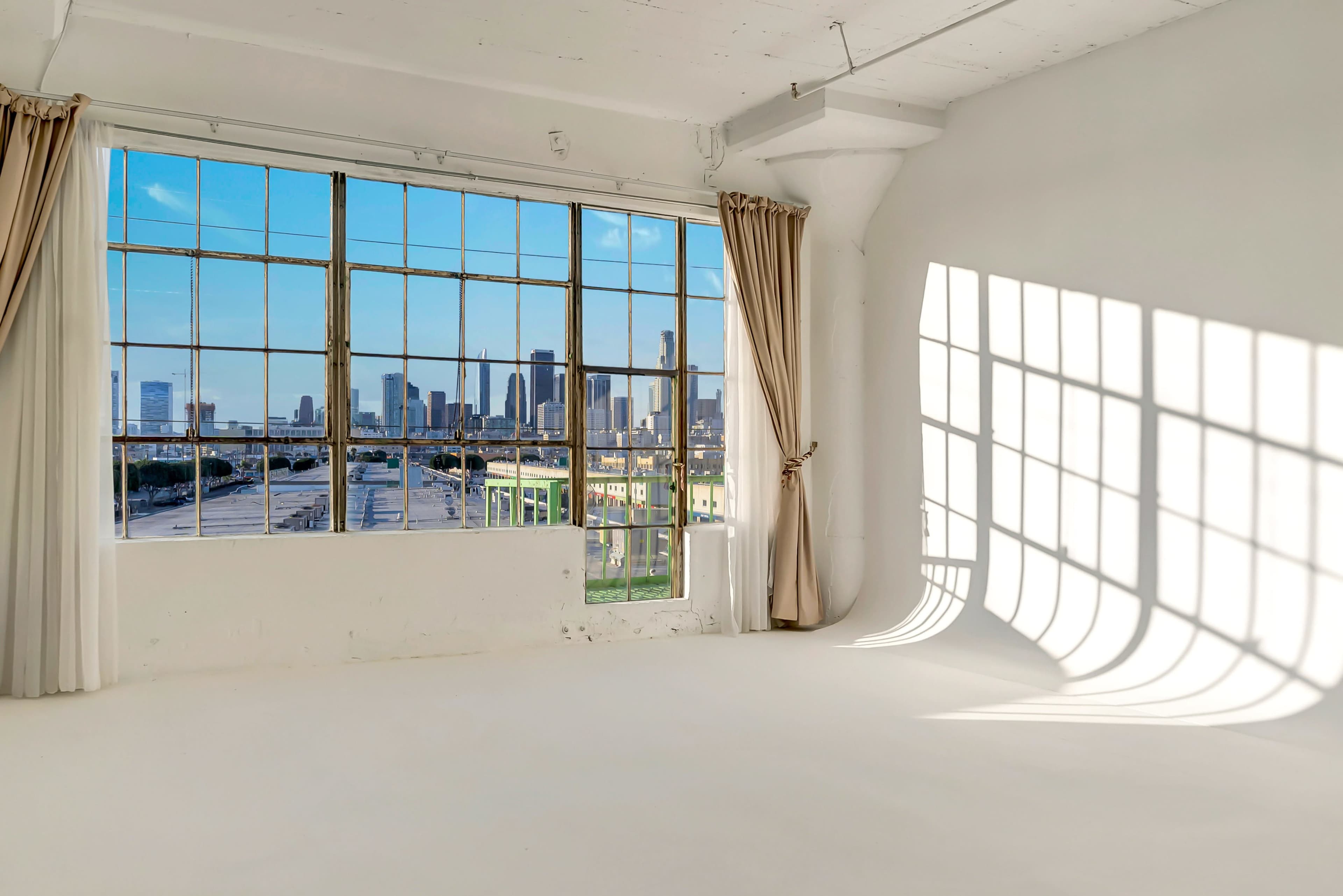 444: Bright Natural Light Cyc Wall Studio w/ Skyline View & FREE LIGHTING/EQUIPMENT! (AC & Heater Available!) Image in Central LA, Los Angeles, CA