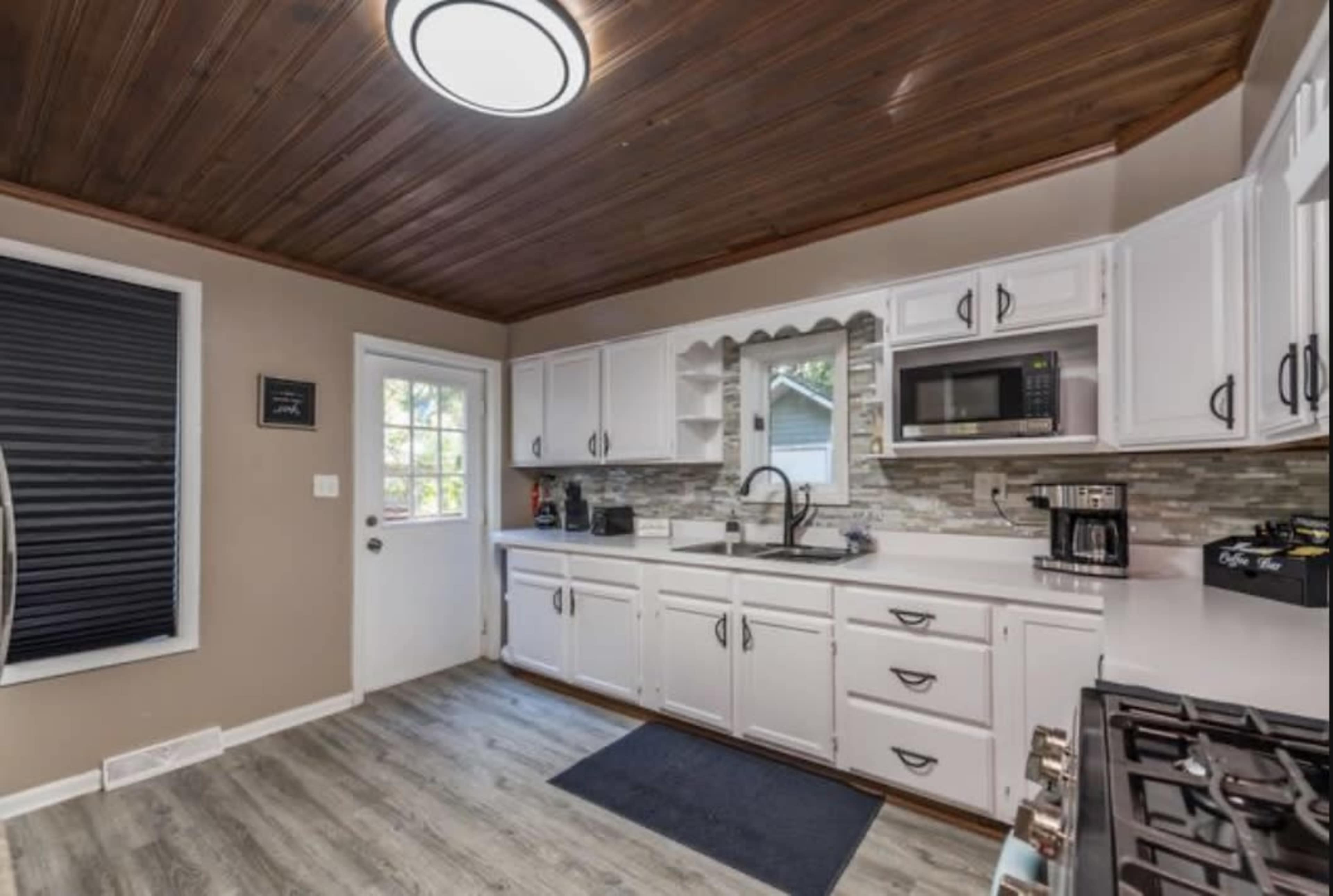 Rustic Retreat Image in Zion Township, Zion, IL