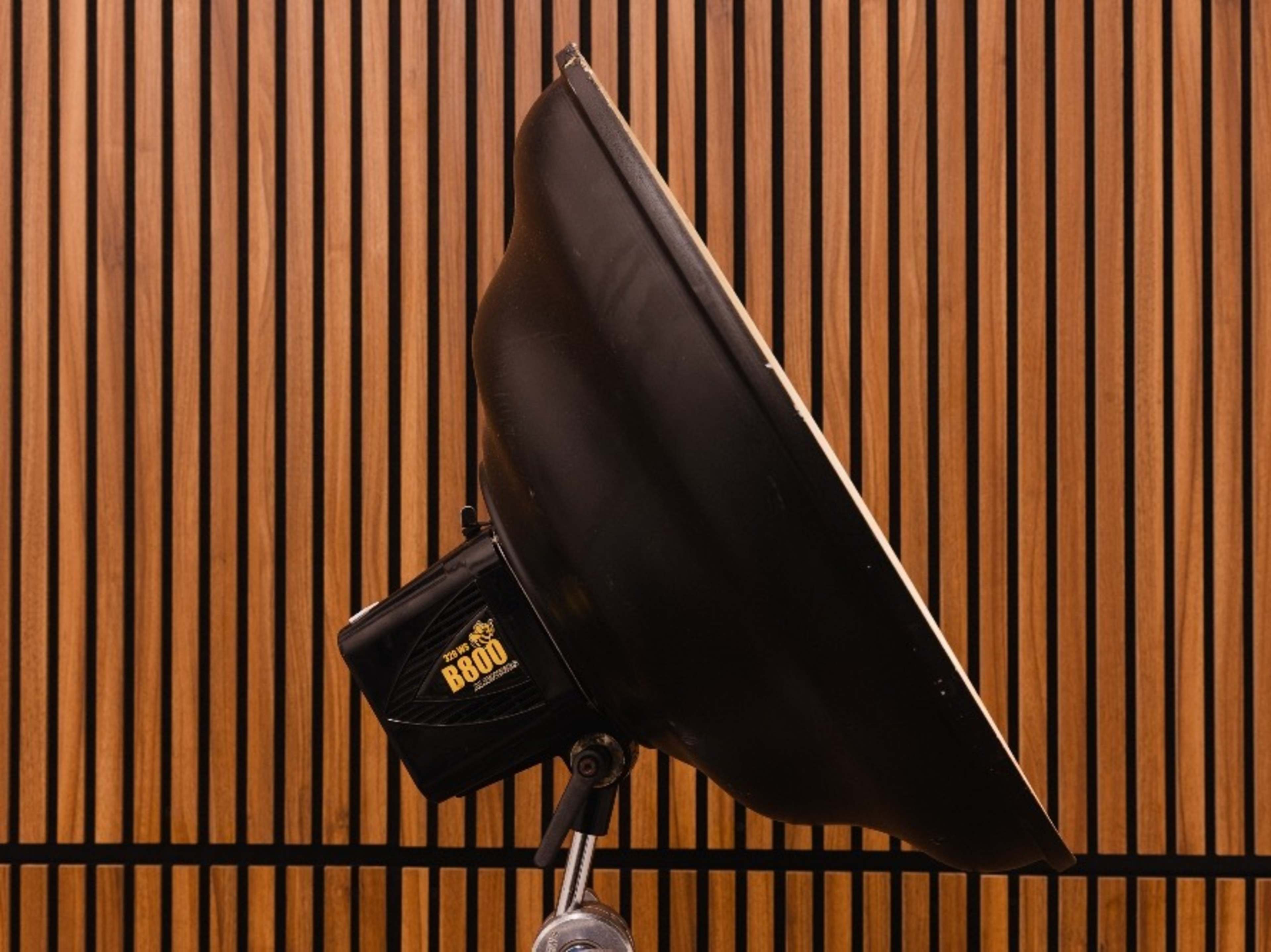 Mola BeatyDish 22 inch with Alienbeen 800 light
