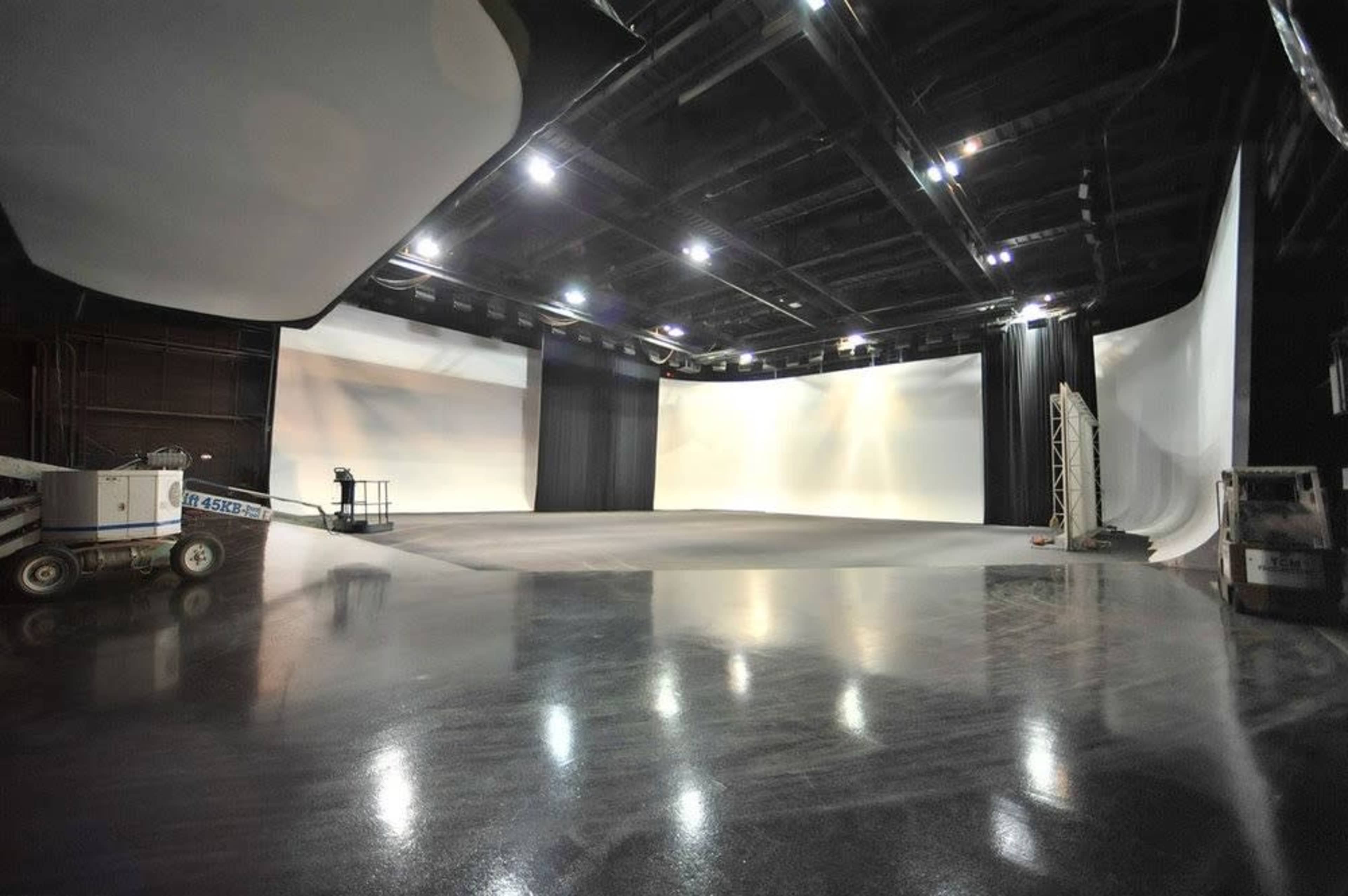 15,000 Sq Ft Professional Soundstage with 32' Cyc | Detroit Film & Production Studio Image in Farmington Hills, Farmington Hills, MI
