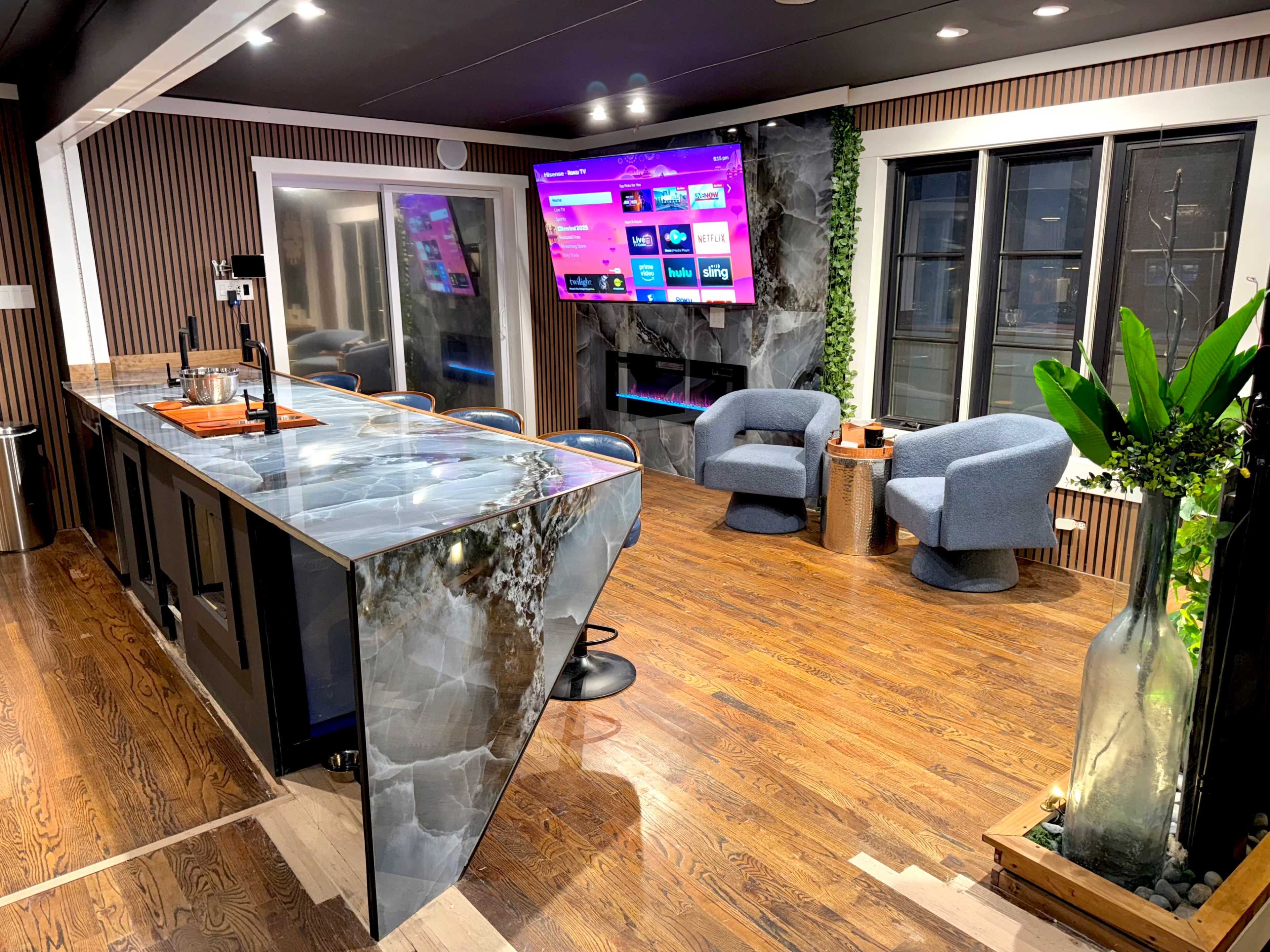 Designer Chicago Cape Cod with Cinematic Luxury Touches & Earth Tones Hues Image in Calumet Heights, Chicago, IL