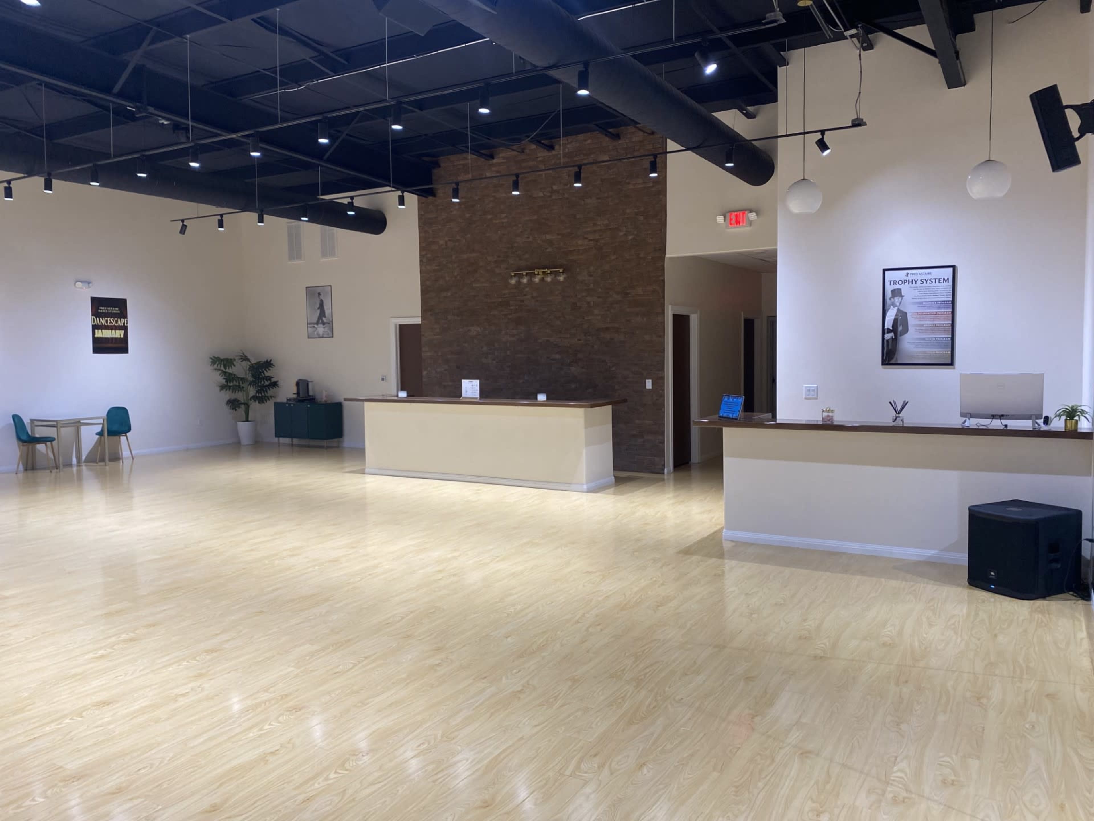 Bright and Stylish Studio with beautiful Sunset Image in , Tomball, TX