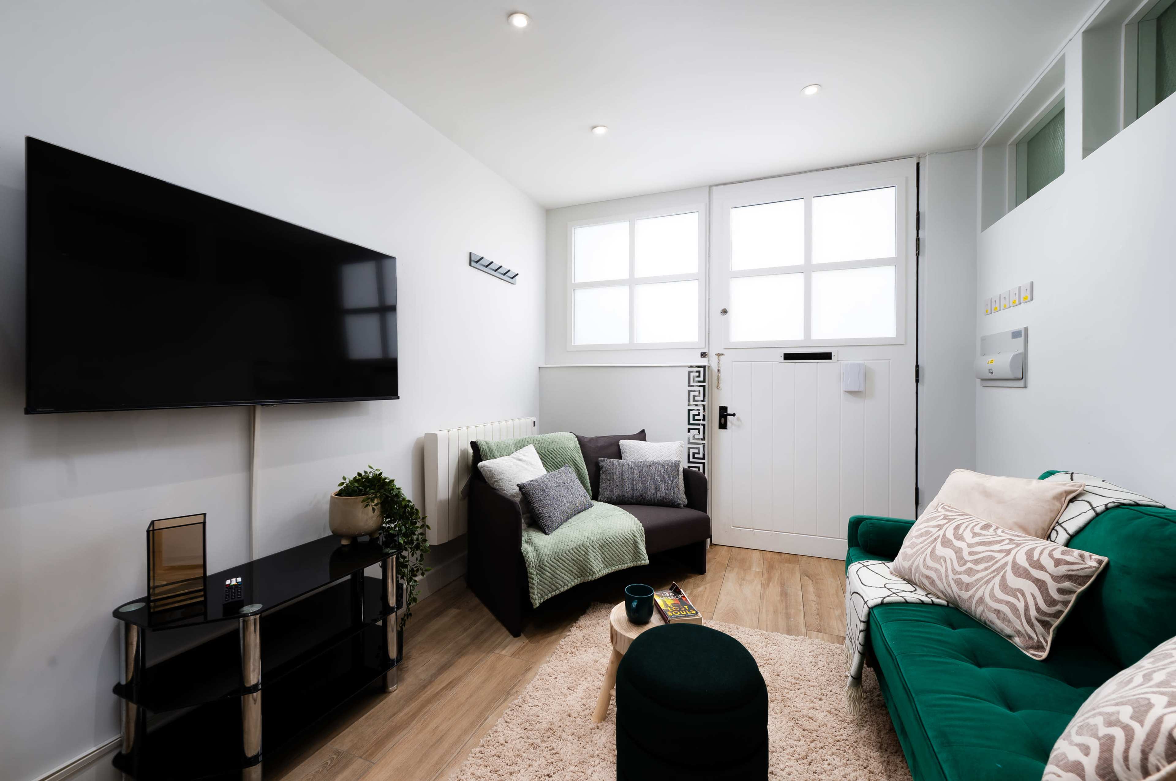 Modern stylish 2BR apartment, Clean look with hints of green decor Image in Finsbury Park, london, ENG