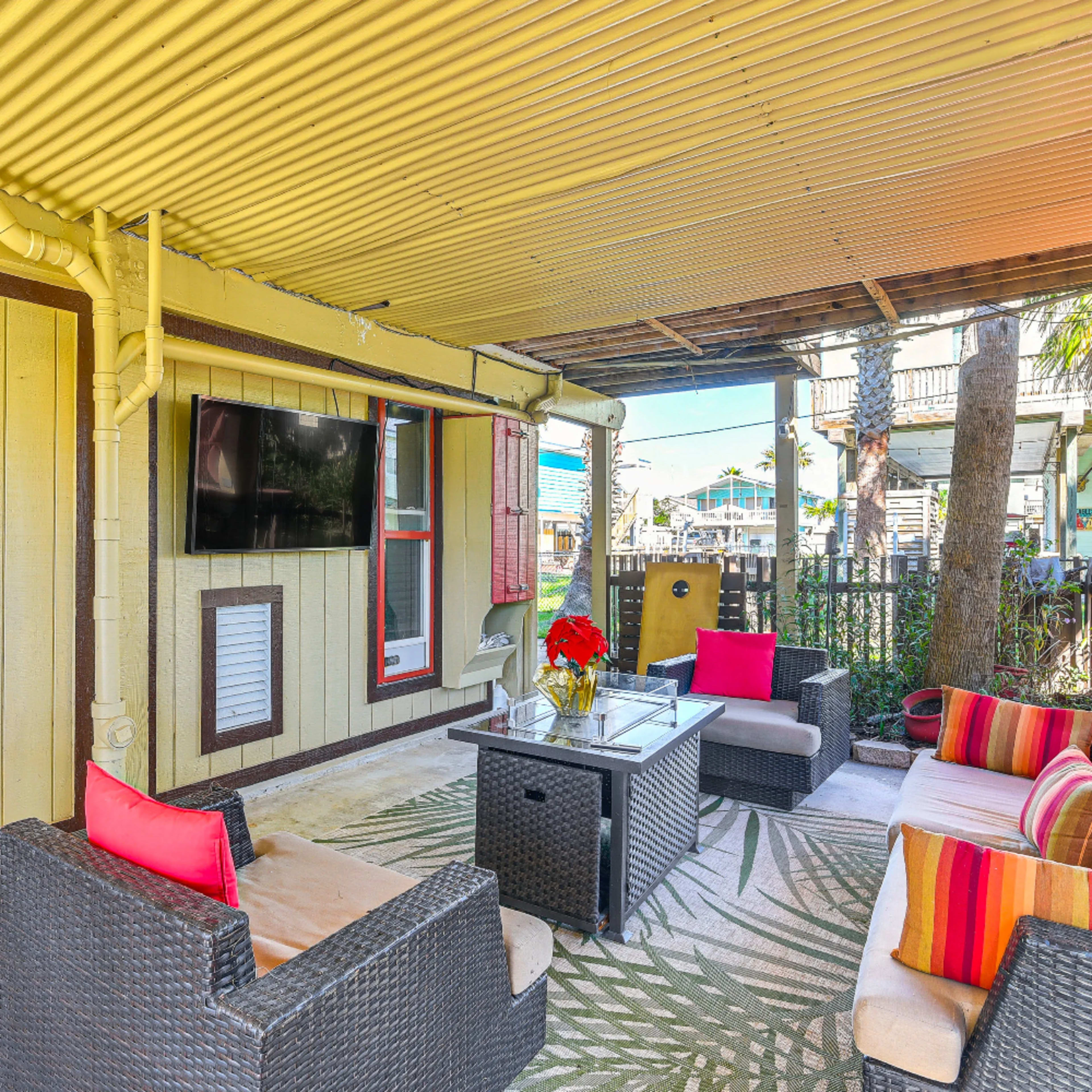 "Casa de Palmeras: Luxe Tropical Retreat with Resort-Style Vibes in Galveston" Image in Galveston, Galveston, TX