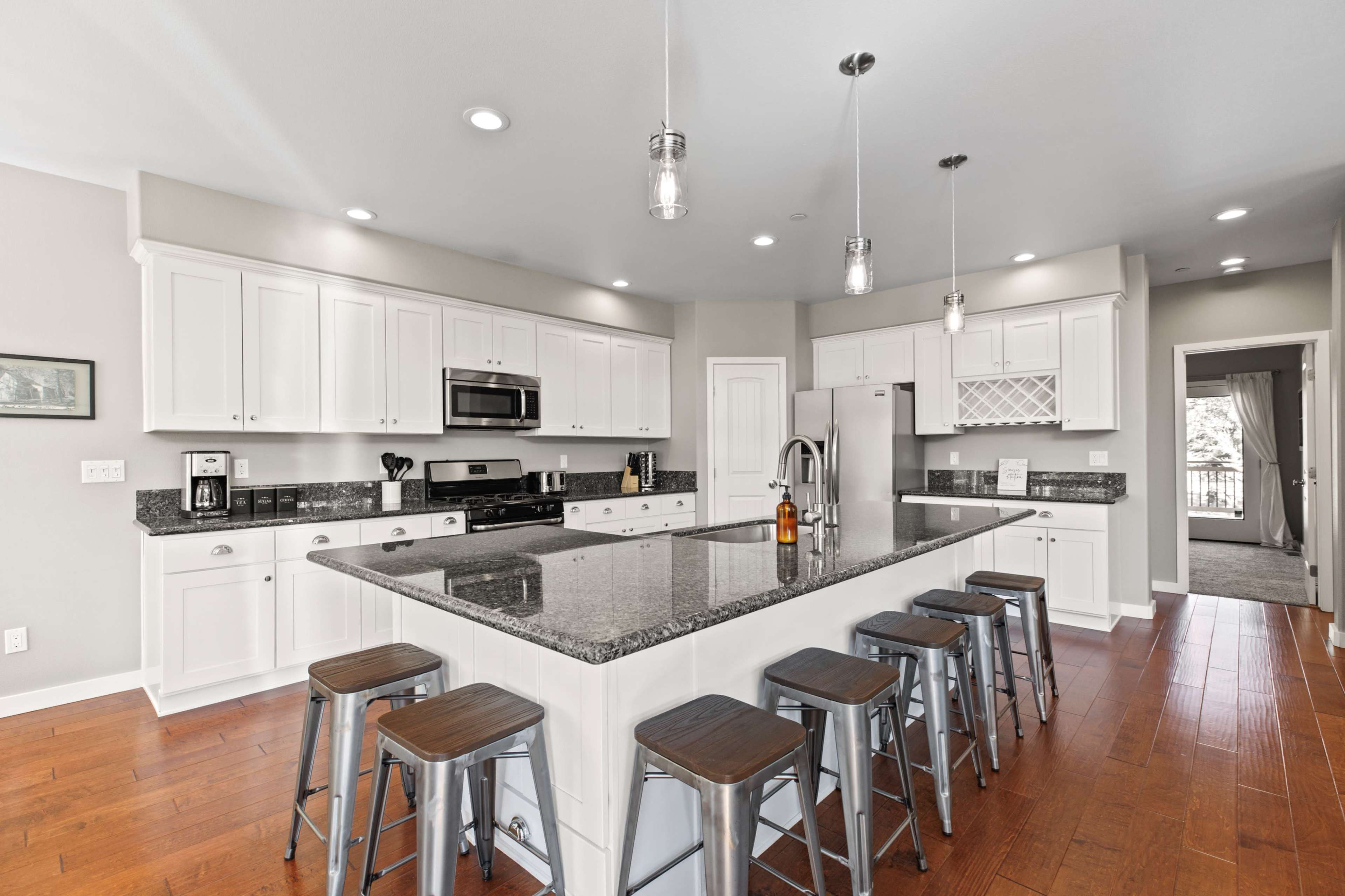 Upscale Cabin with Tree-Line Views Image in , Fawnskin, CA