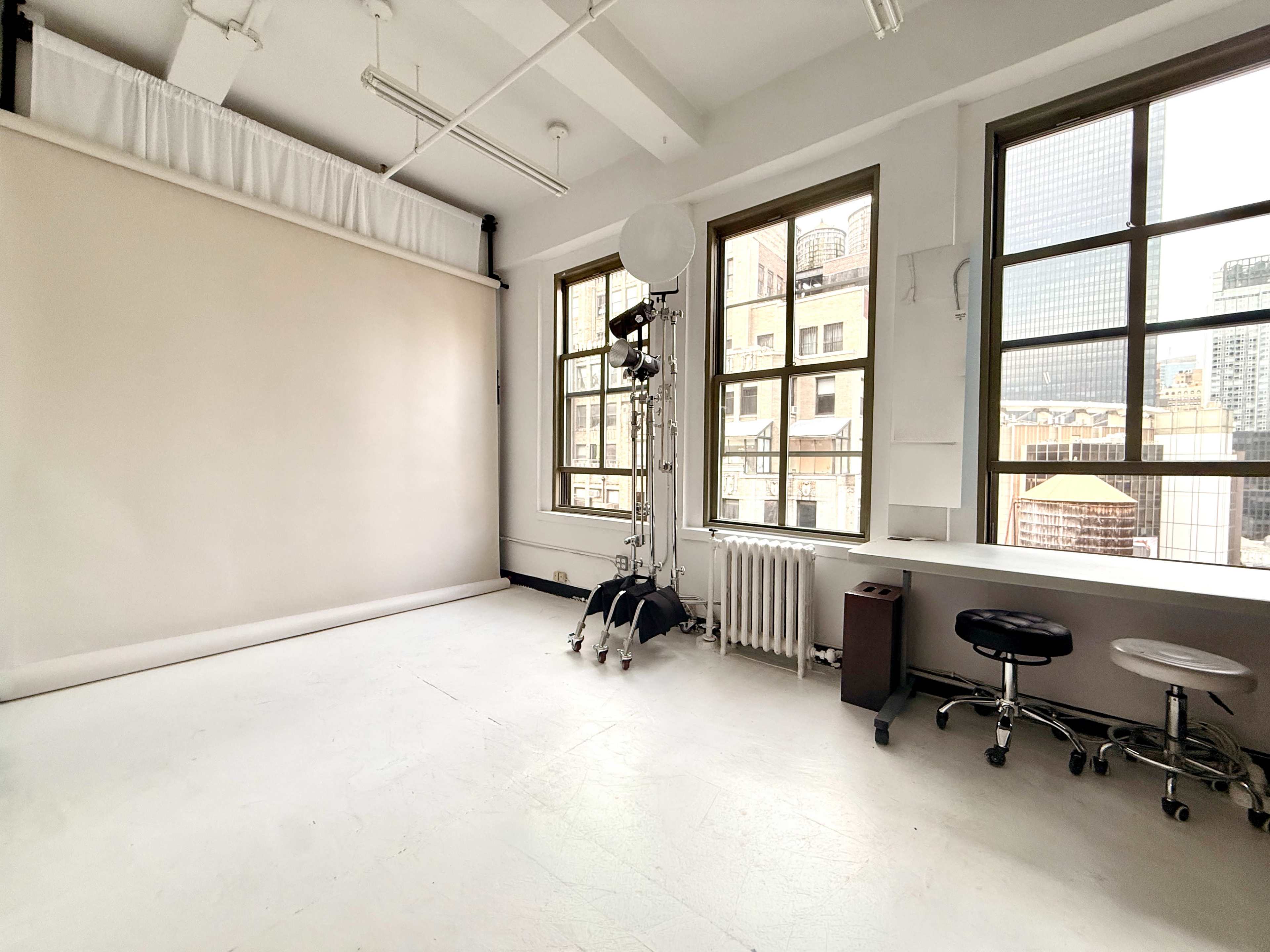 Minimalist Chelsea Daylight Studio - Equipment included Image in Midtown Manhattan, new york, NY