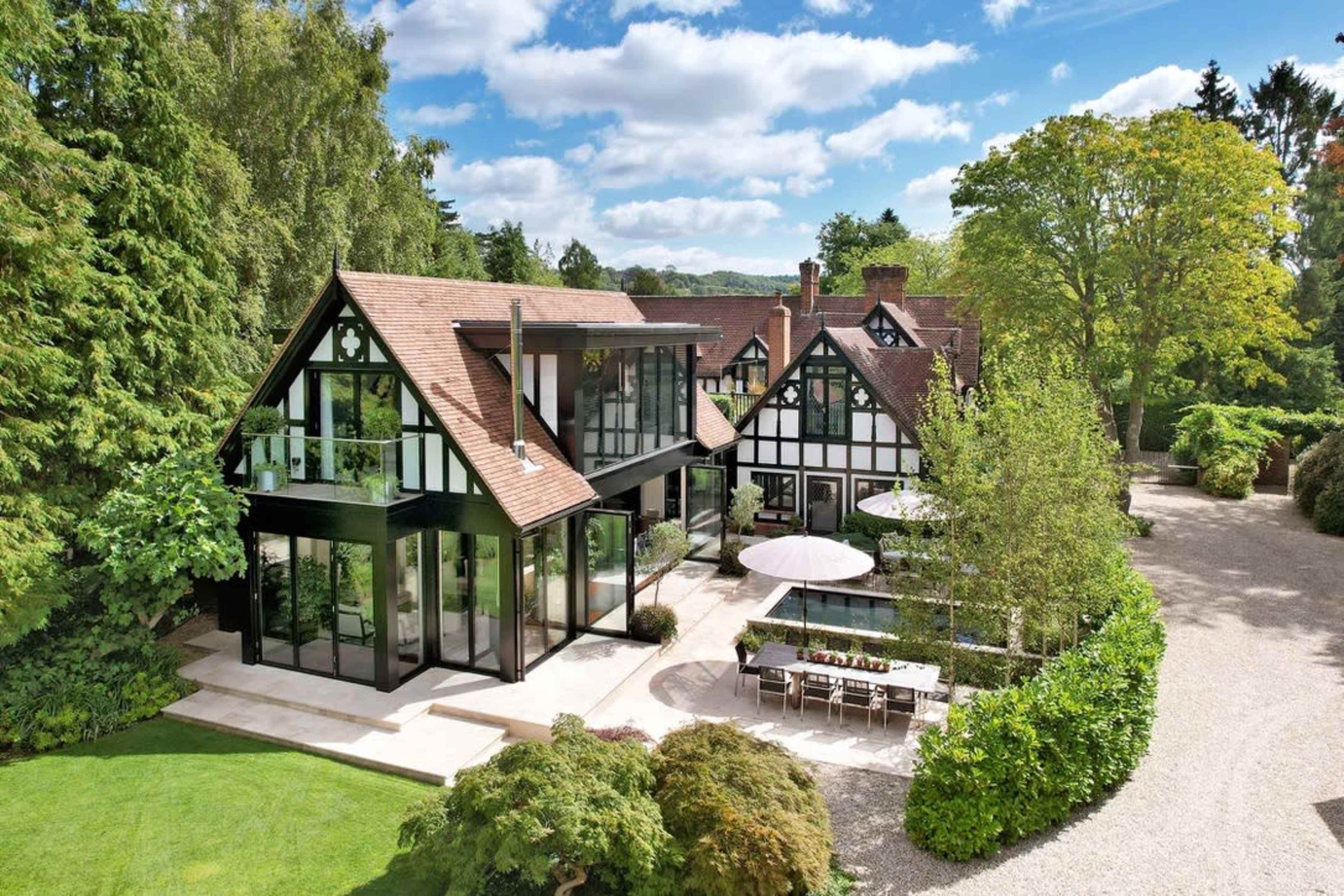 A luxury retreat centre on the River Thames close to Heathrow Airport with yoga studio Image in Wooburn, BOURNE END, ENG