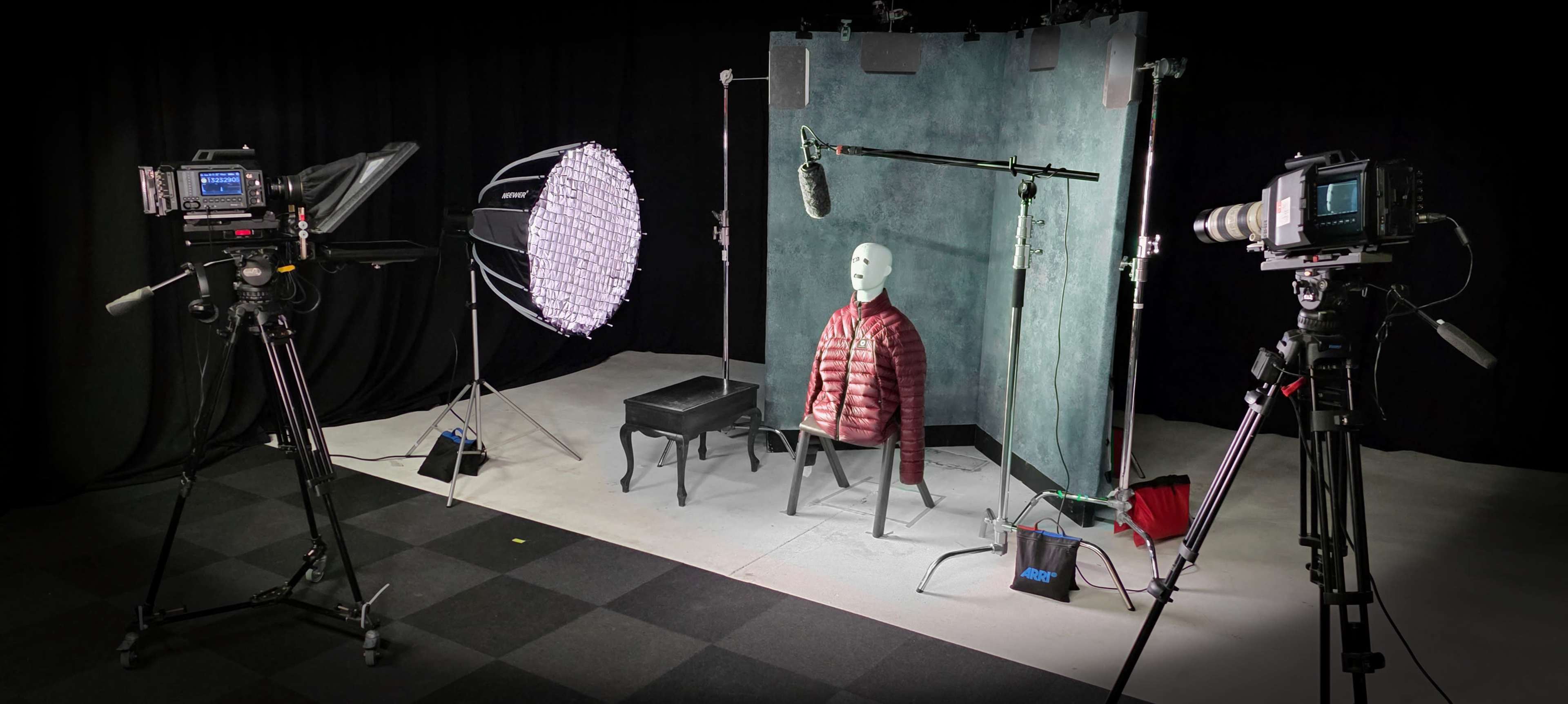 TV Studio / Photo Studio for hire.  1000 sq.ft studio space with  within 10 minutes of the train station and M1. Image in Leighton-Linslade, Leighton Bussard, ENG