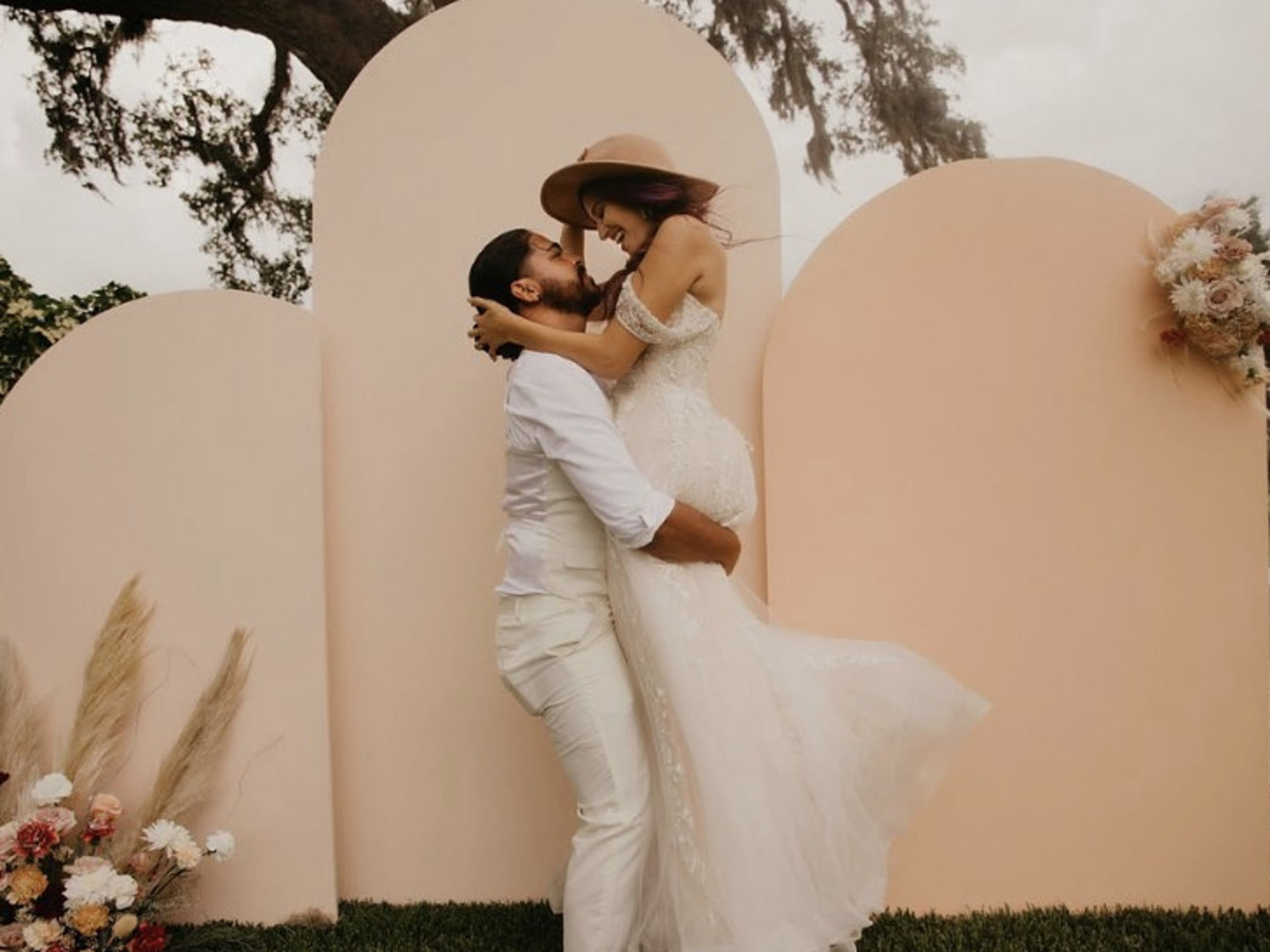 Rentals: Backdrops + Peacock Chairs 