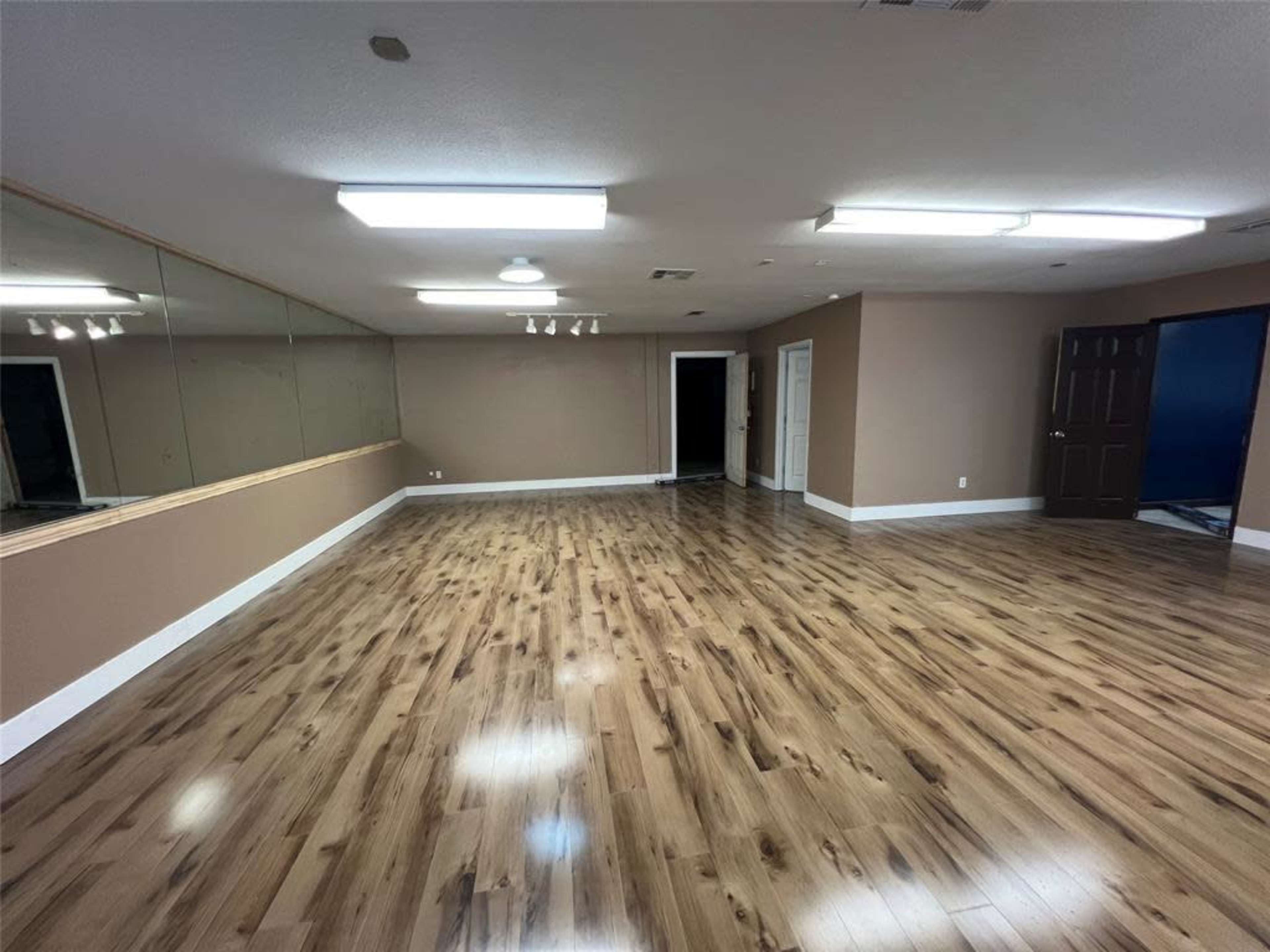 Bright, Spacious Studio with Large Mirrors in Peaceful Garland Neighborhood Image in Garland, Garland, TX