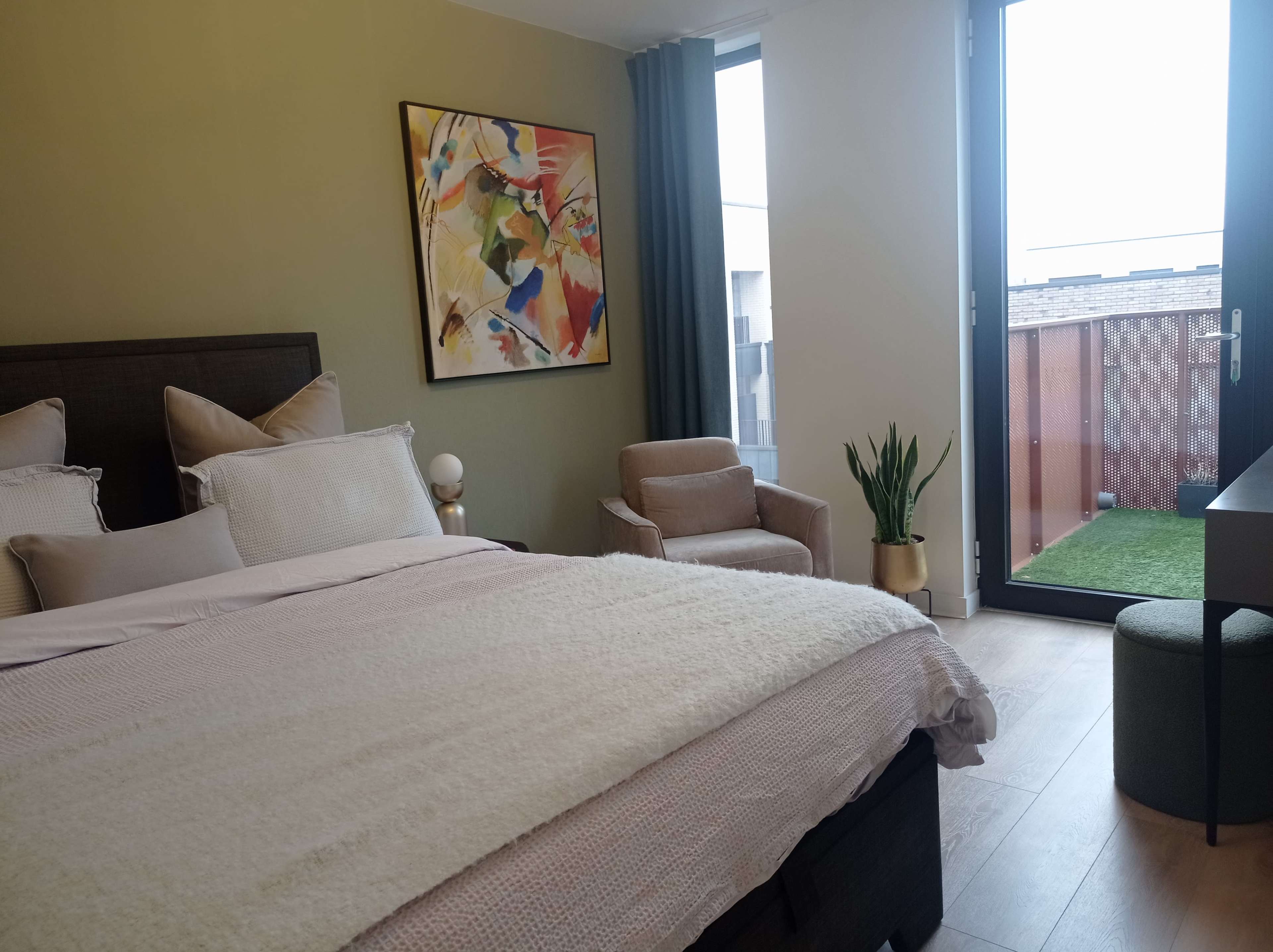 3 Bedroom apartment, full of natural light with modern and minimal style decoration. Image in Stratford, London, ENG