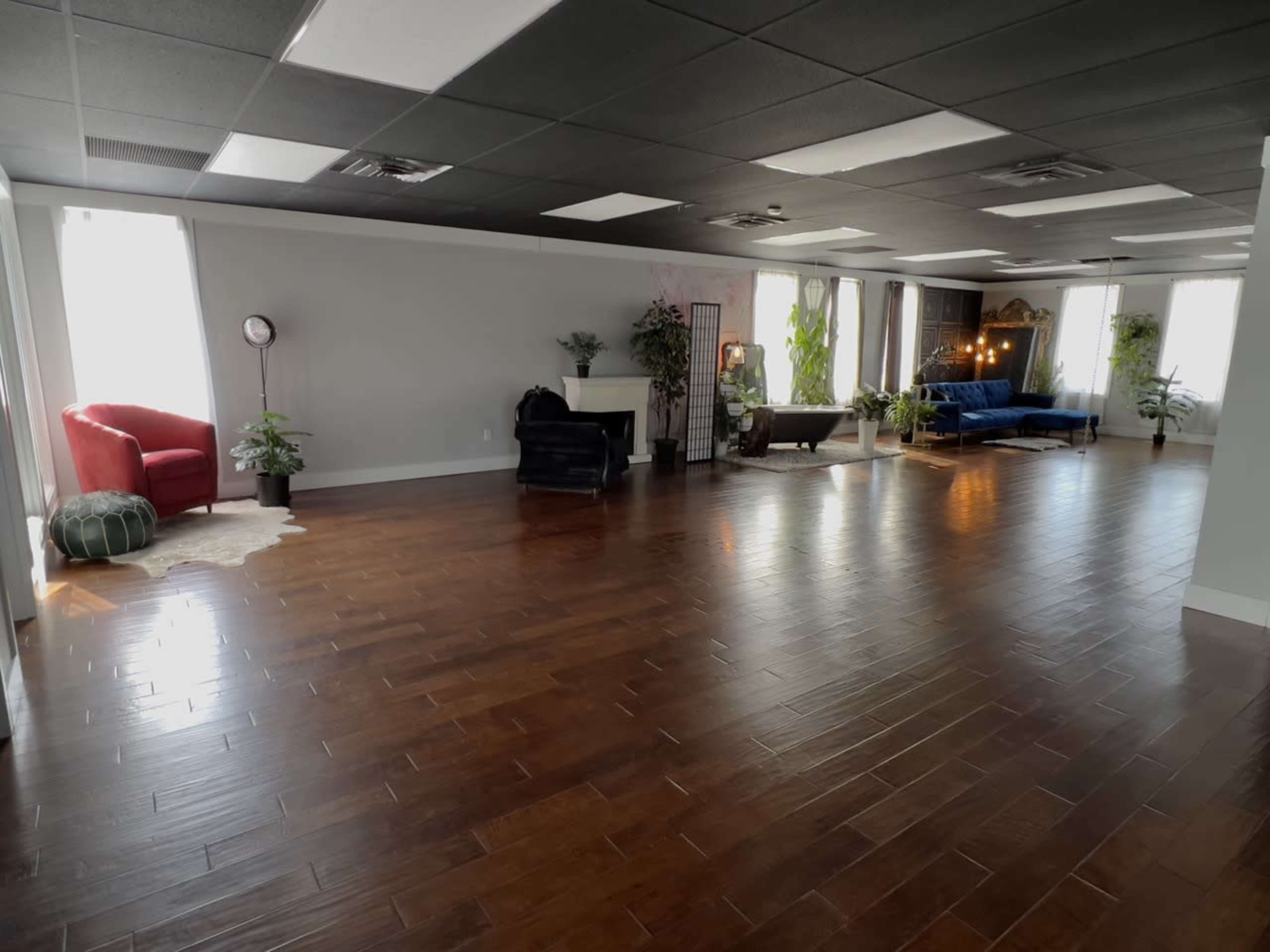 Lifestyle/Boudoir Photo Studio with TONS of Natural Light! Image in Argyle, London, ON