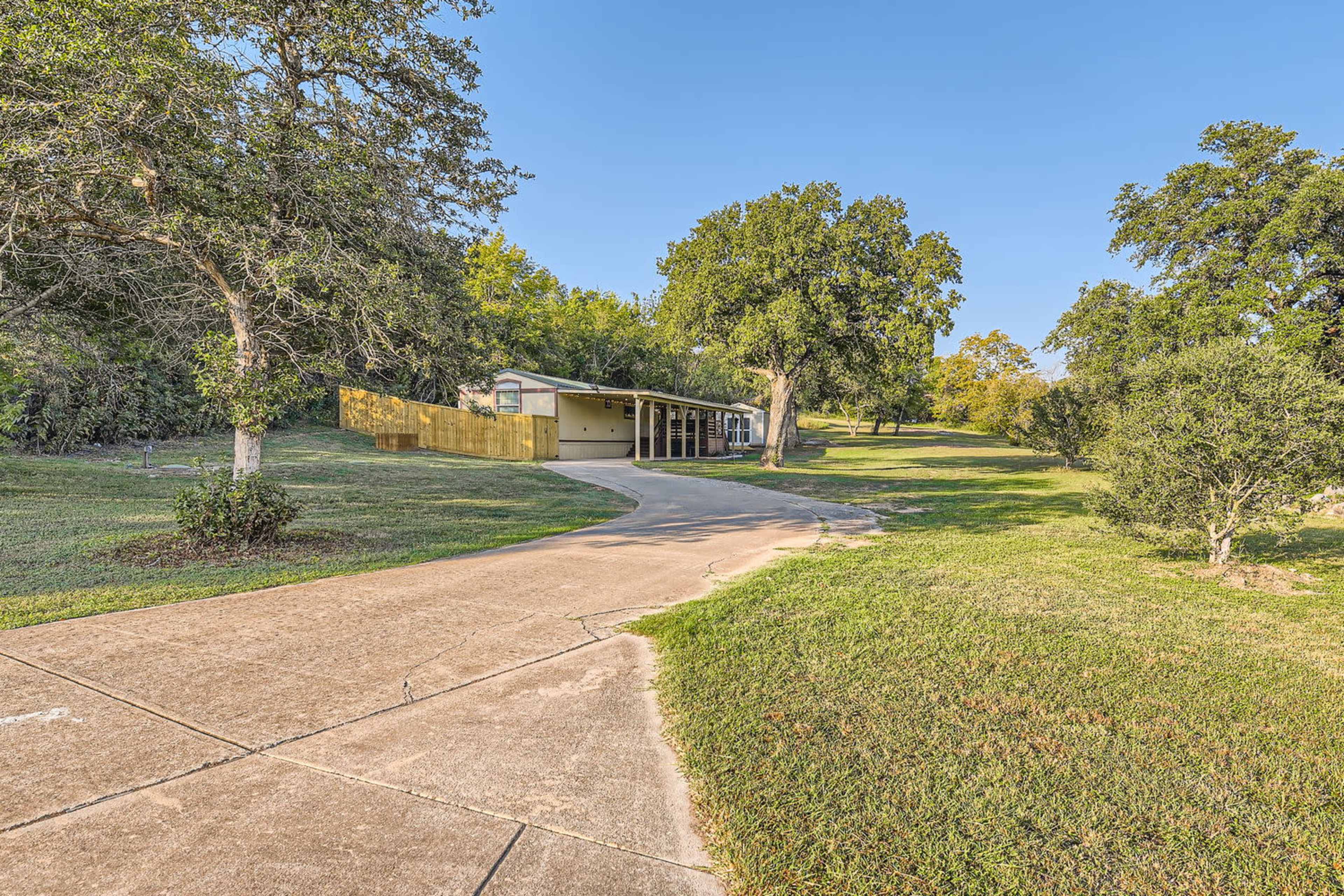 1000 Sq FT AC Flex Room with WiFi and 85 inch TV Image in , Spicewood, TX