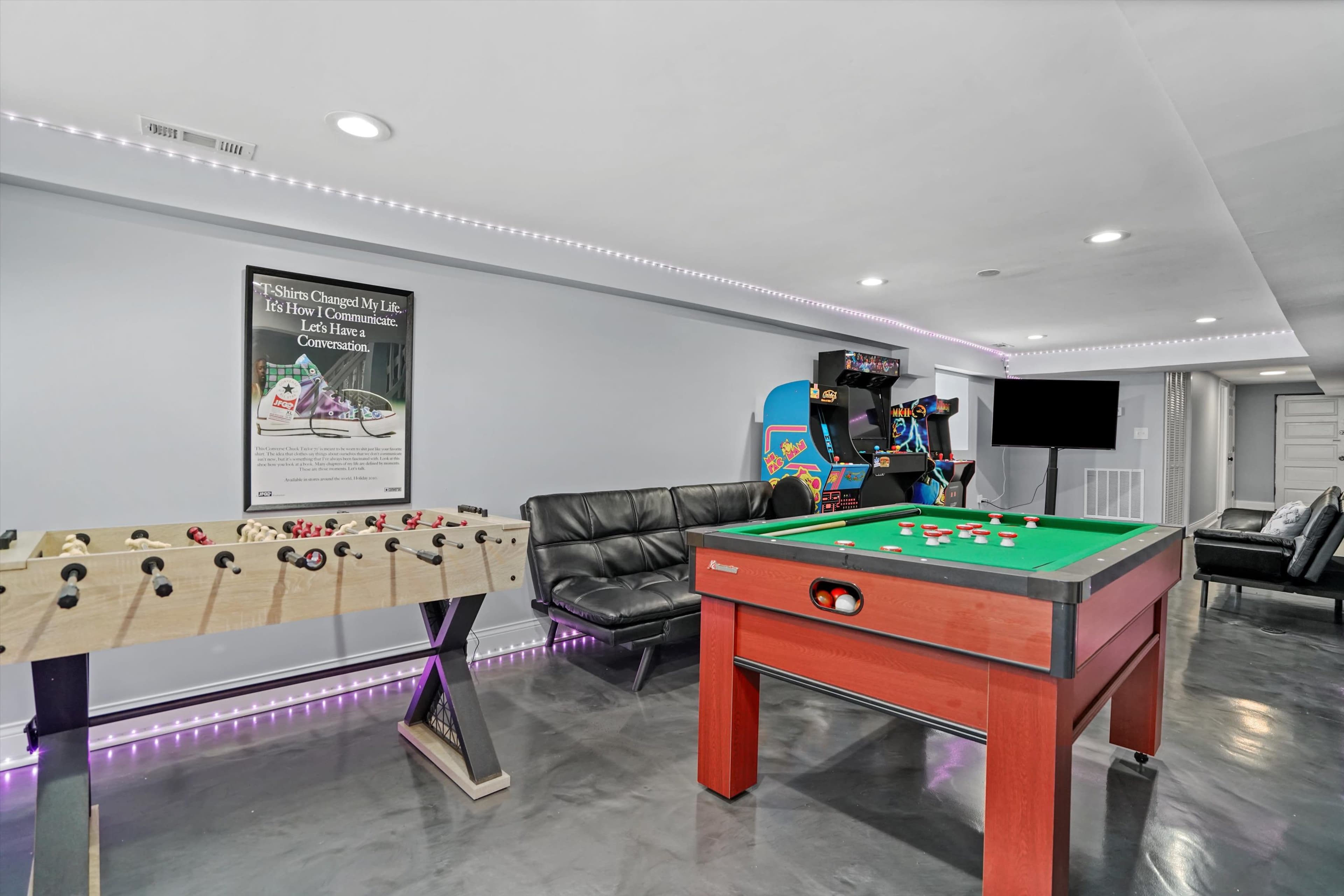 Spacious, Artsy BR/2 BA Apartment with Gameroom, Chicago, IL