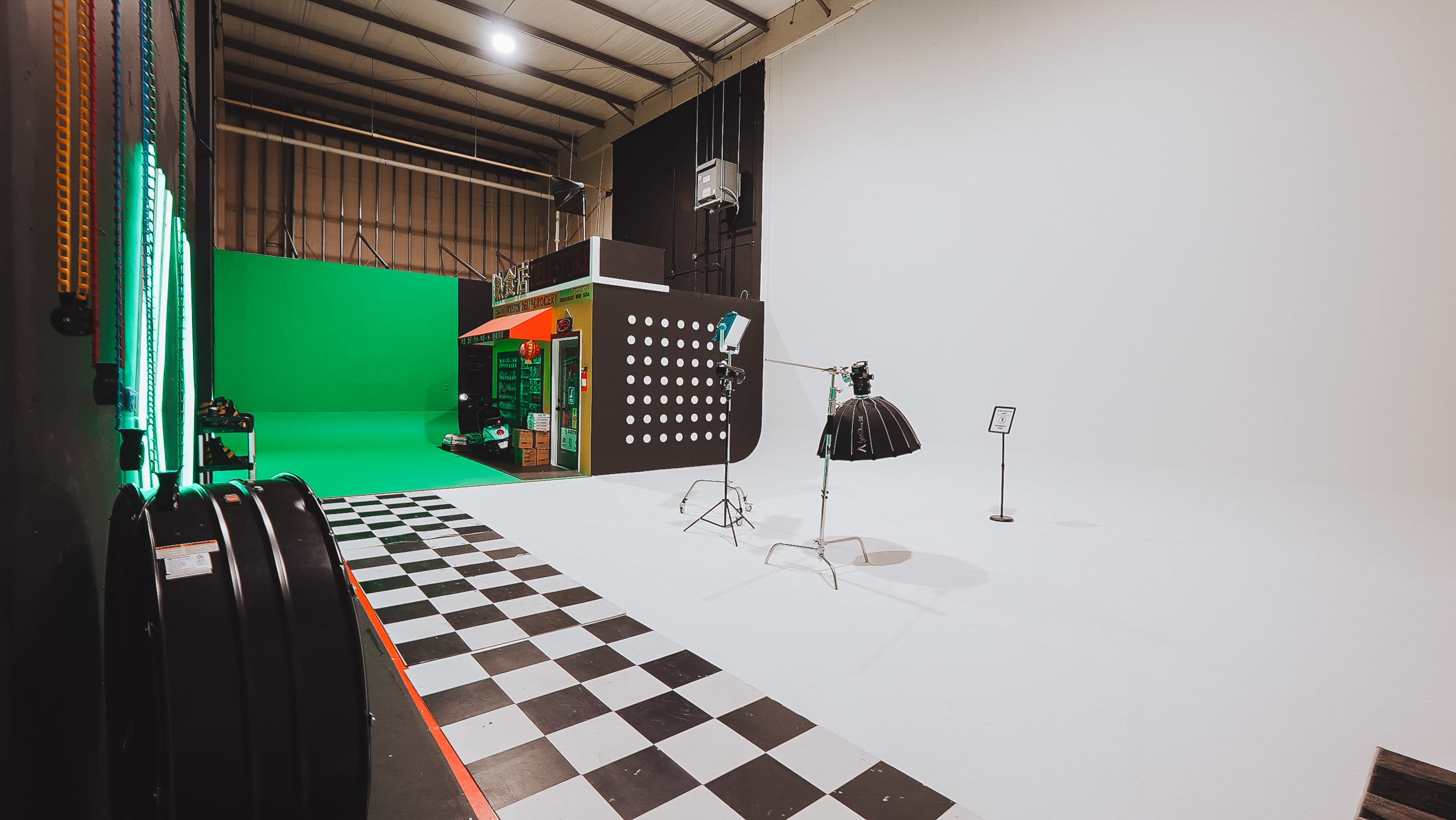 Studio perfect for #MusicVideos, #YoutubeVideos, #20vs1, #Poptheballon and any content. Image in Westside, Houston, TX