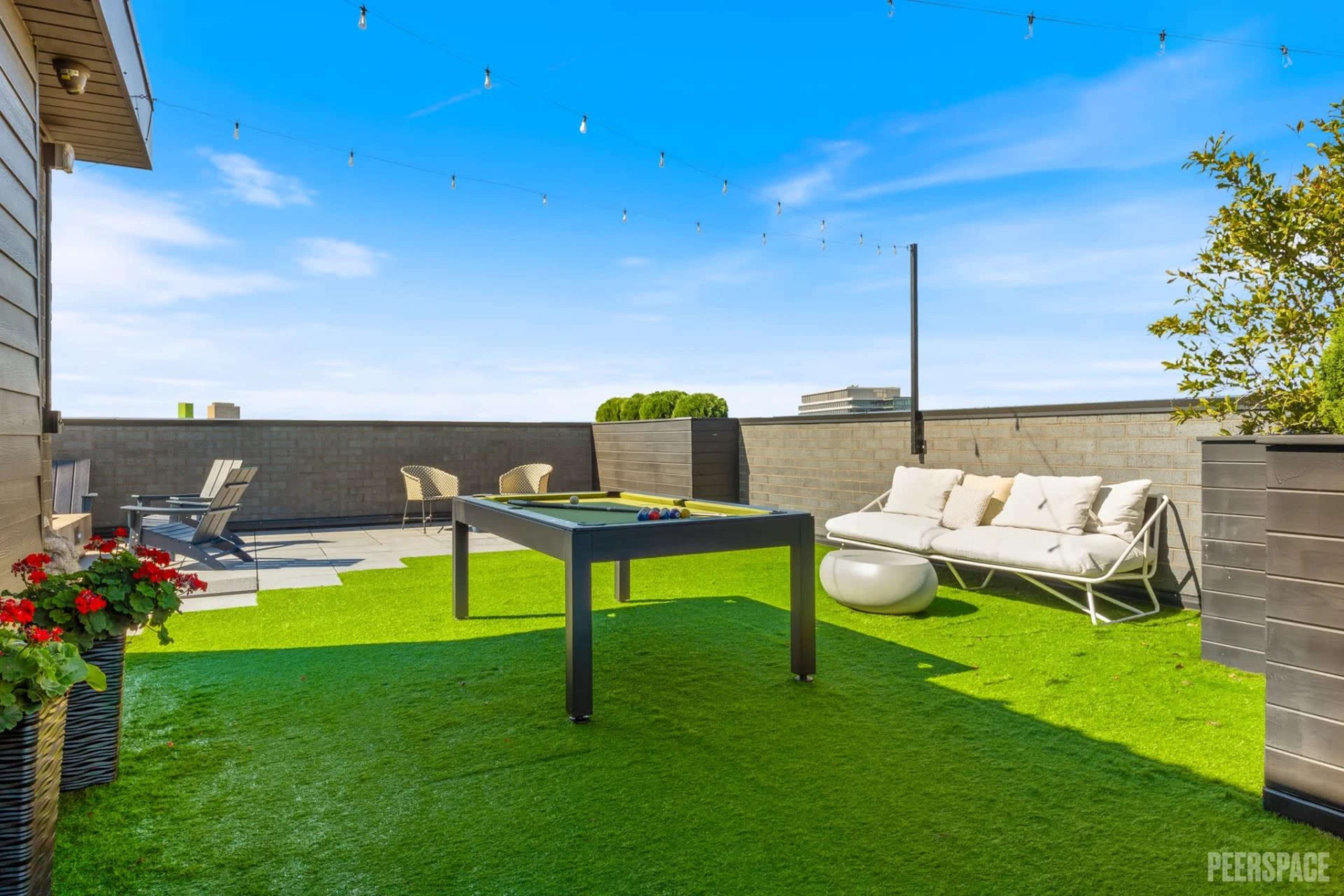 Contemporary, Upscale Rooftop Space with City Views Image in Lincoln Park, Chicago, IL
