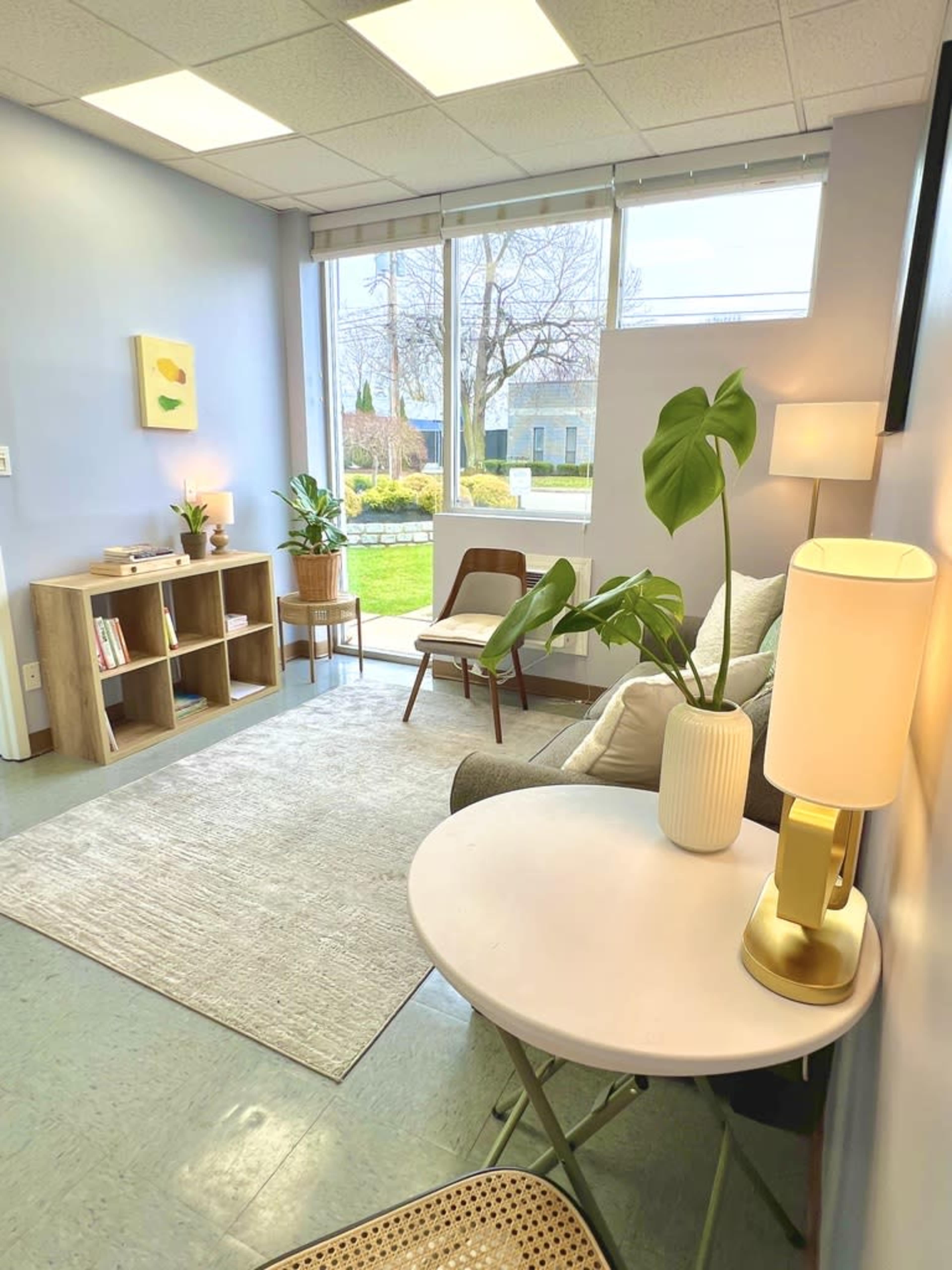 Cozy & Quiet Urban Studio with Free Onsite Parking – West Babylon Image in Babylon, West Babylon, NY