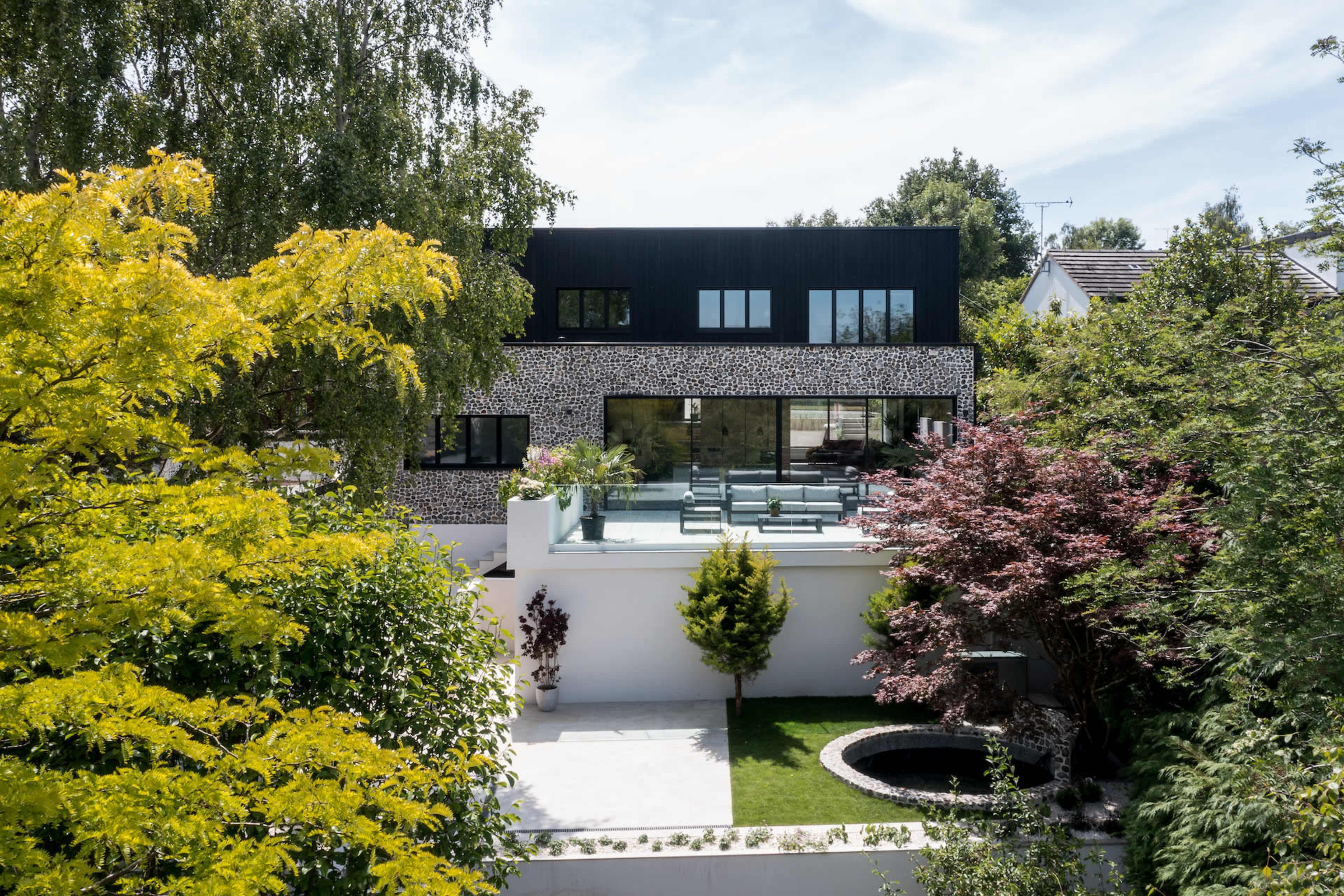 Contemporary, minimalist, Suburban location with exceptional views and ample space Image in Chorleywood, Rickmansworth, ENG