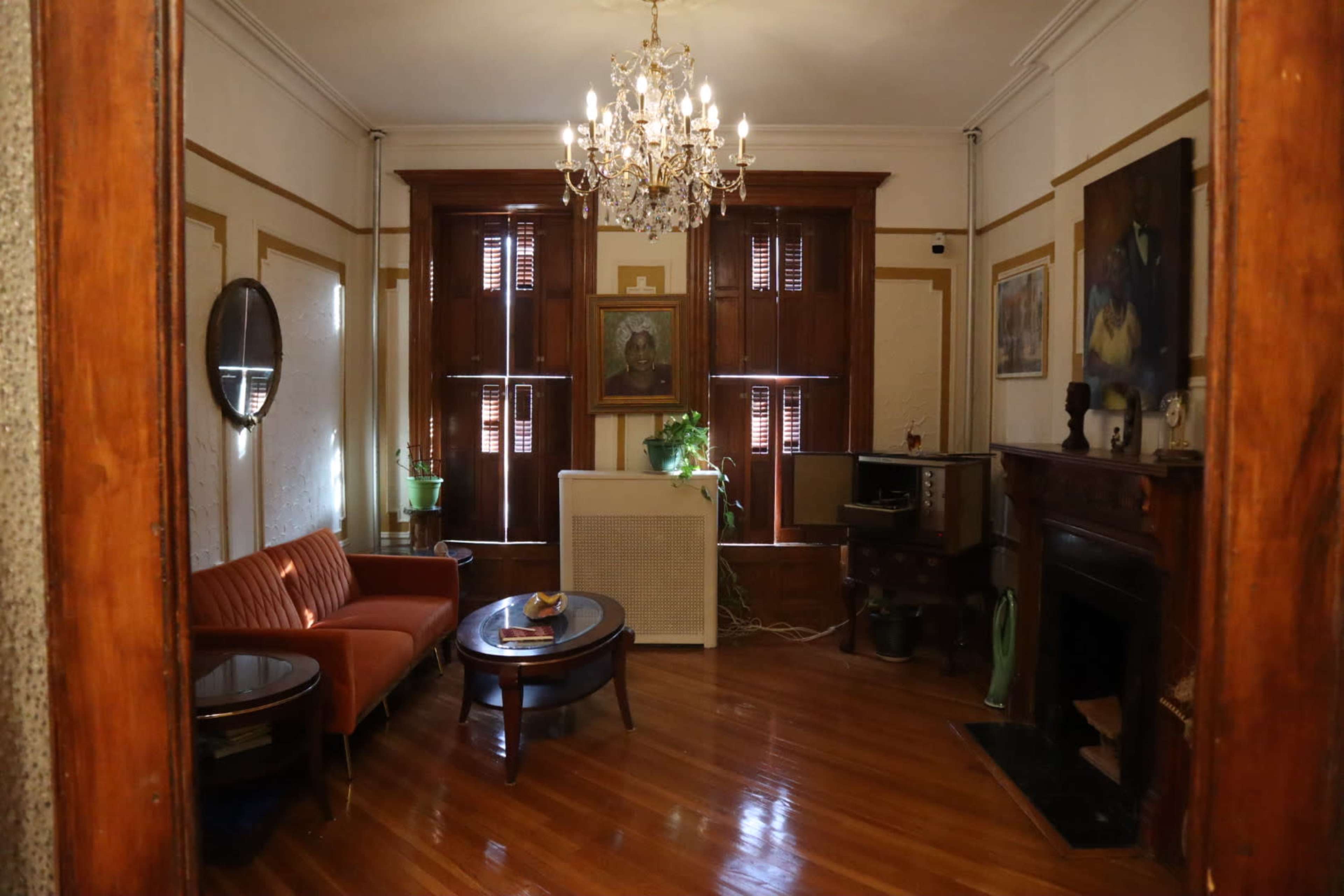 Image showcasing 21 Vintage Apartment Ideas For A Timeless Retro Home