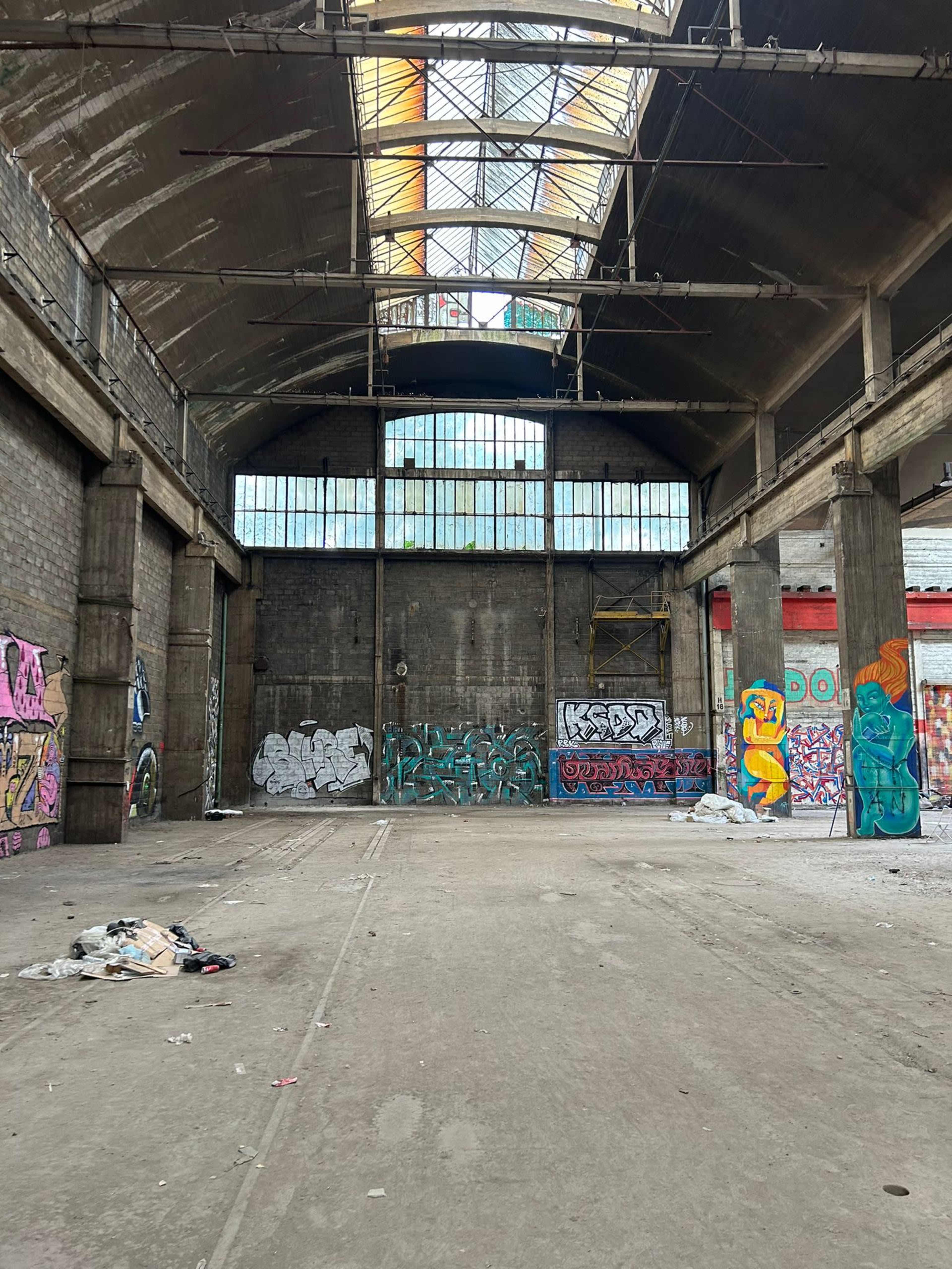 Décor/Lieu de tournage: Hangar 3000m² Image dans , La Courneuve, 
