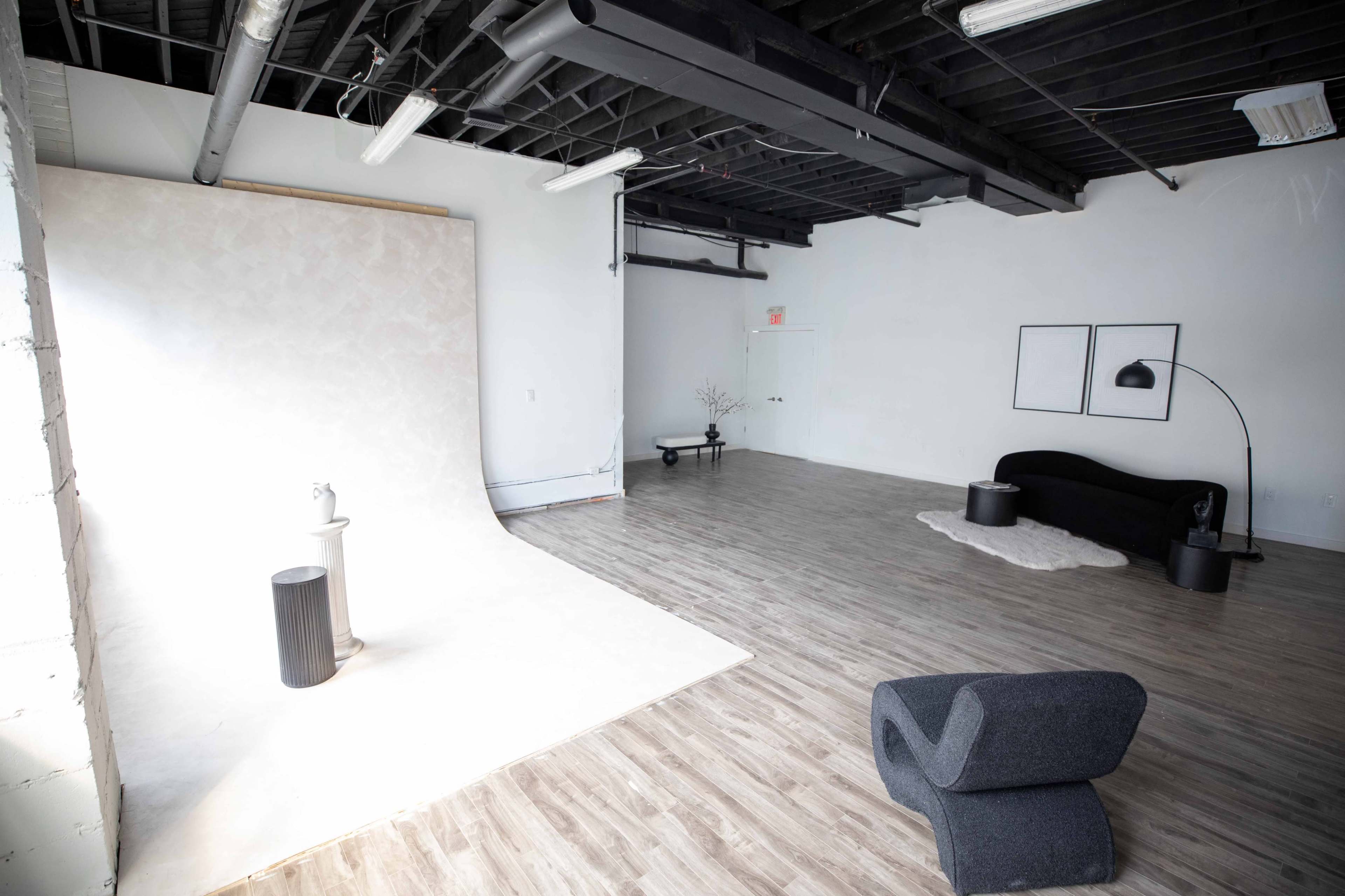 Industiral, loft, photo studio, designed set, cyc wall, lounge, hardwood floor, exposed brick, downtown, podcast, queen west, open spcace Image in Niagara, Toronto, ON