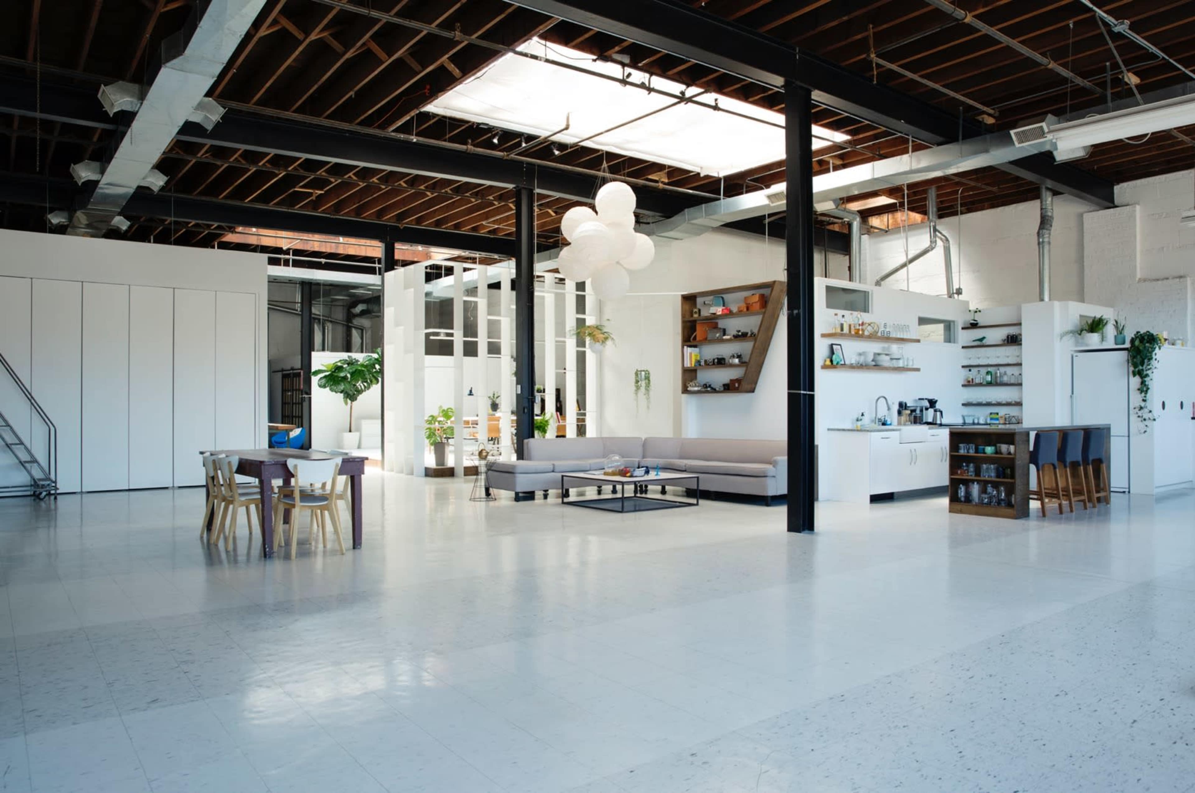 Bright Natural Light Studio Loft on Grand Ave in Ukrainian Village Image in West Town, Chicago, IL