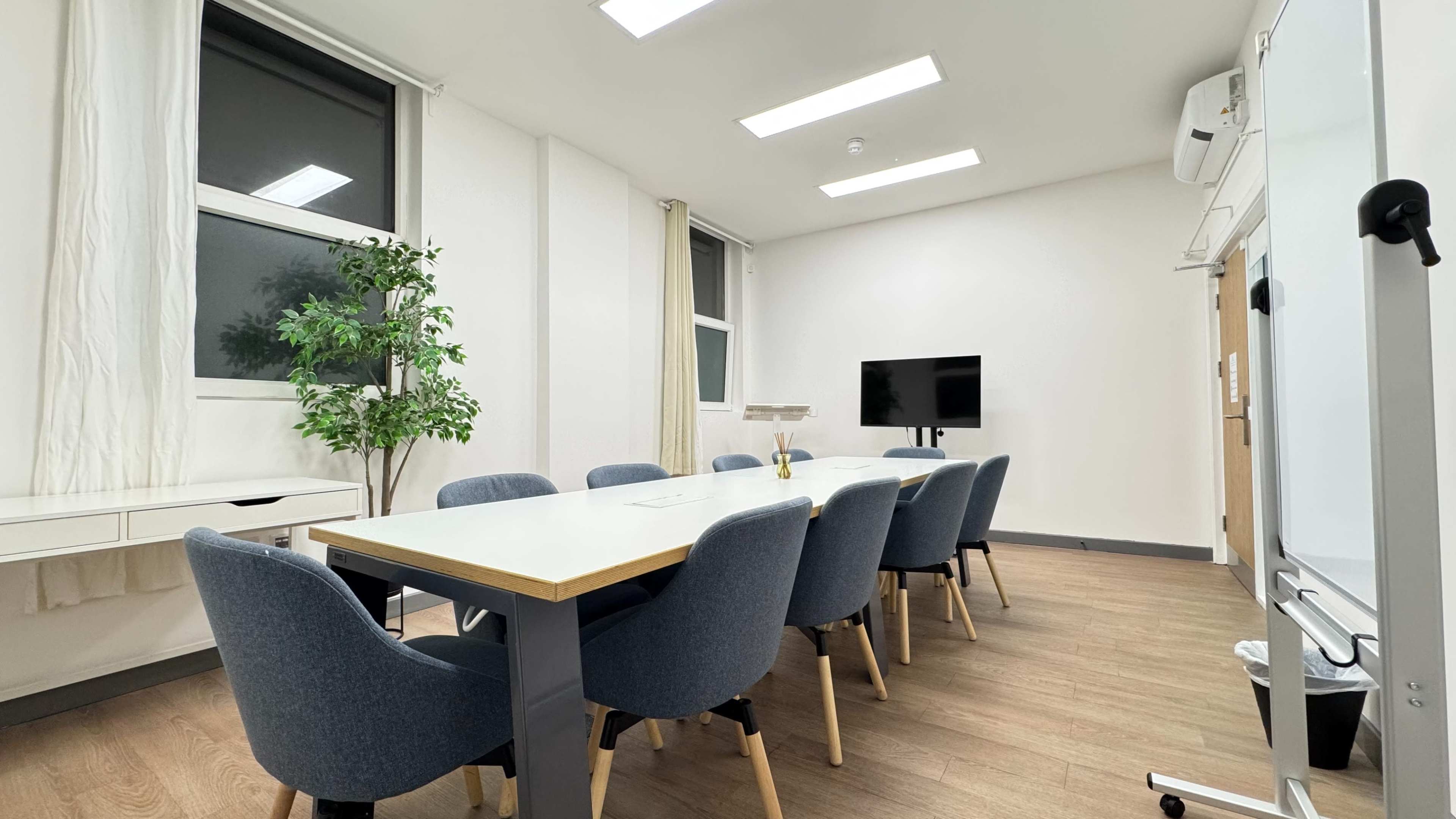 Meeting Room with Private Balcony Image in South Croydon, London, ENG