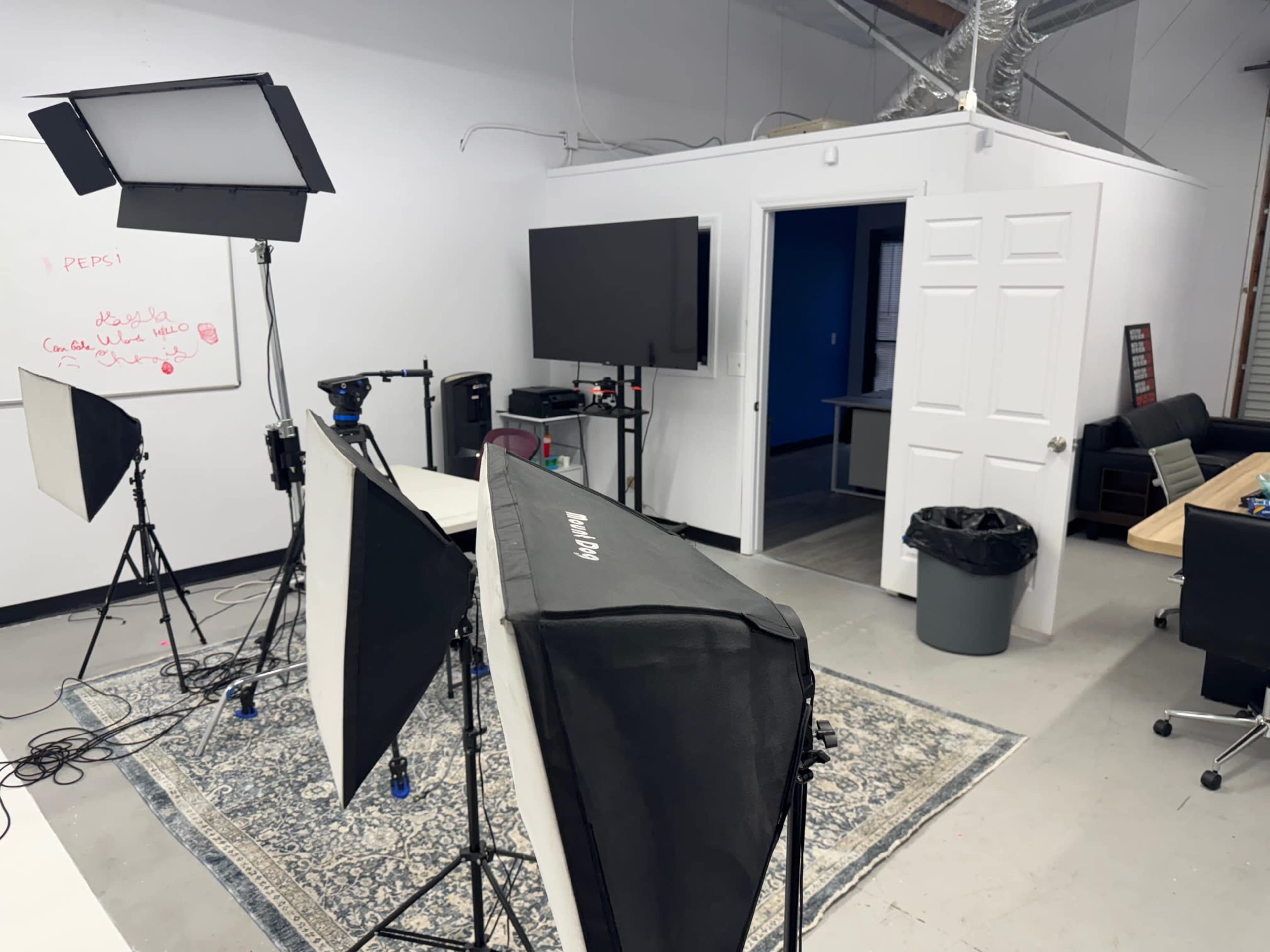 Cyc White Wall Studio with Natural Light W/ AC Image in Chatsworth, Chatsworth, CA