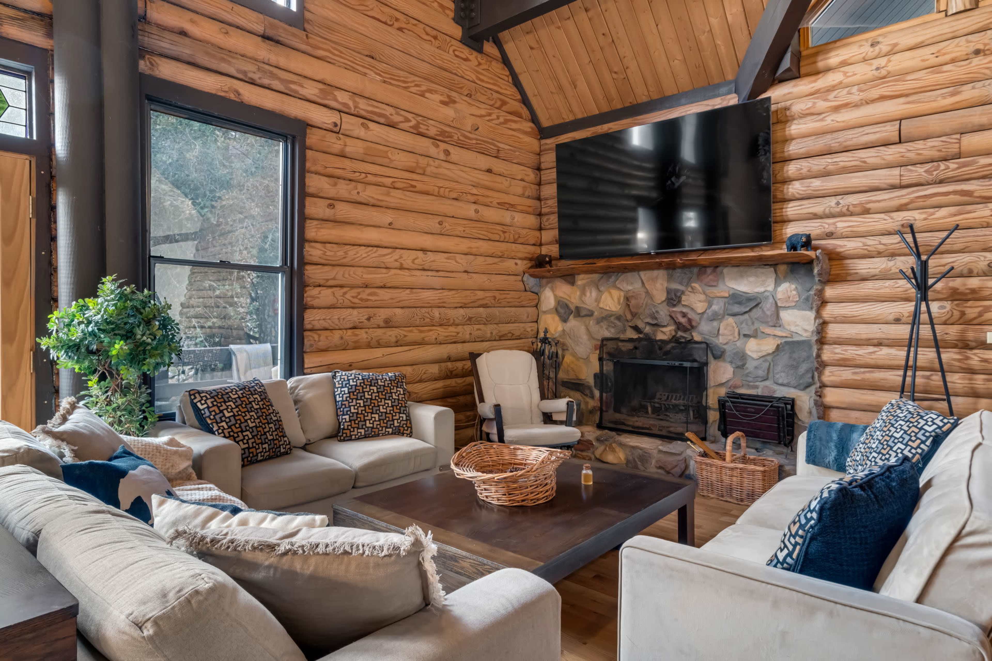 Vista Lodge! 20 min to Silverwood Lake Image in Cedarpines Park, Cedarpines Park, CA