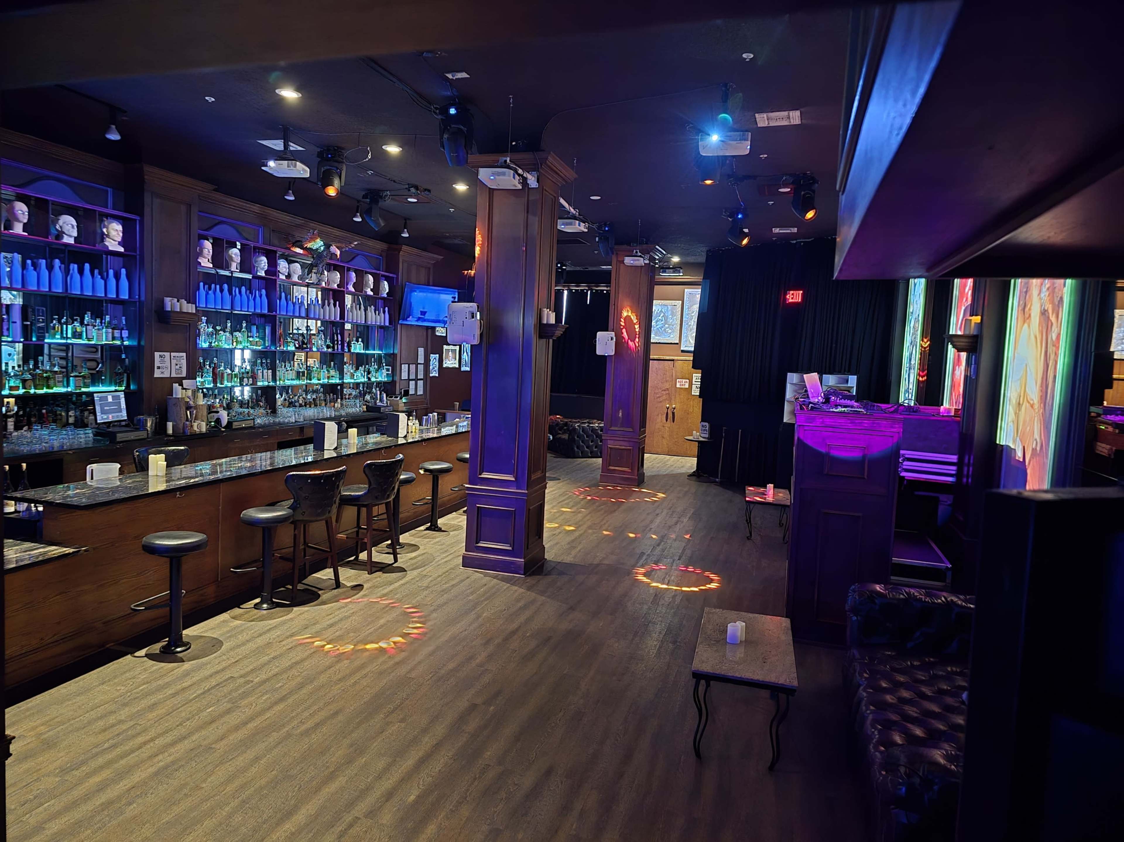 Bar and lounge in San Francisco's financial district with live music and immersive visuals. Image in Union Square, San Francisco, CA