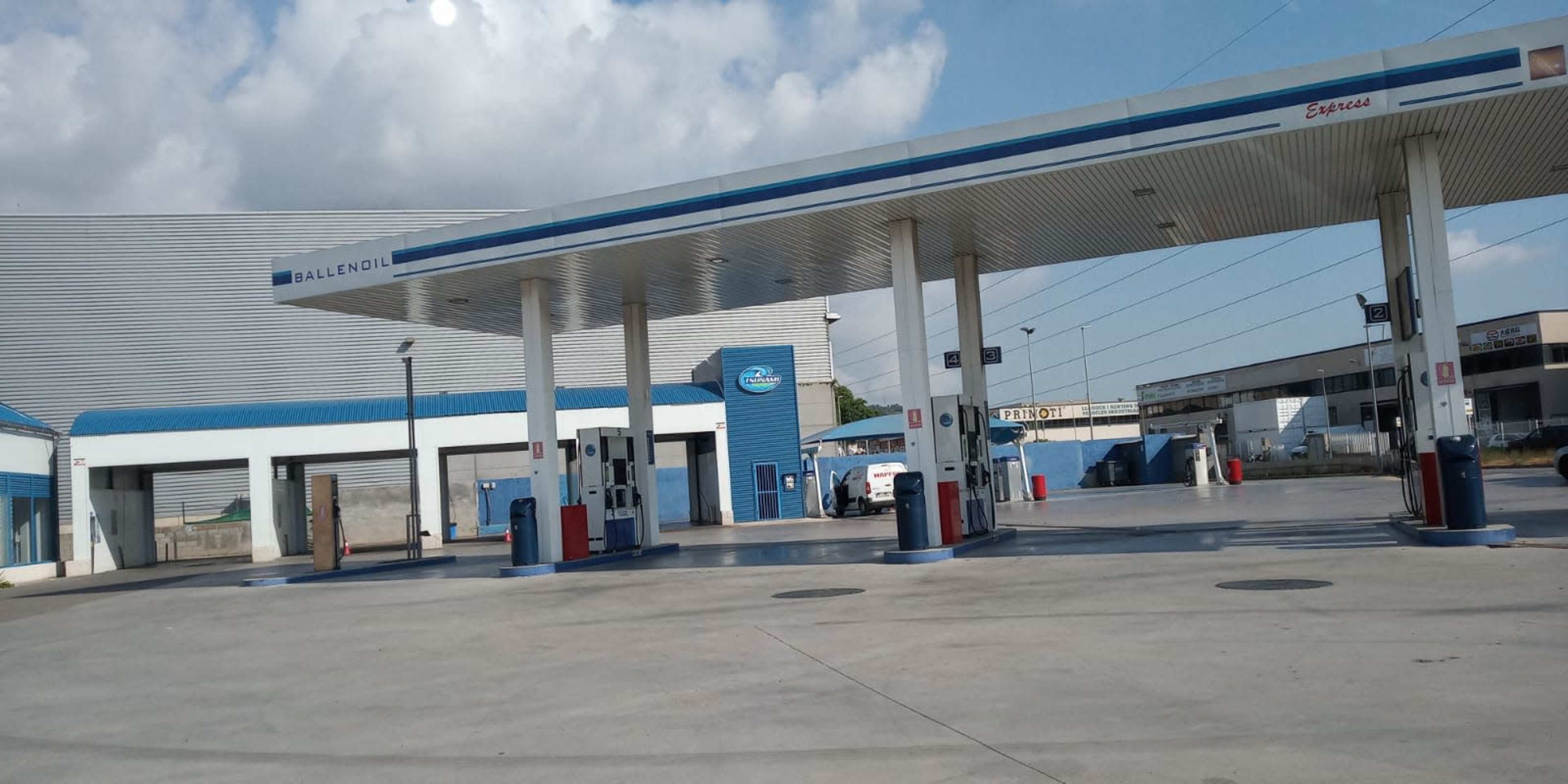 Gasolinera y lavado de coches zona industrial Image in , Sant Boi de Llobregat, B