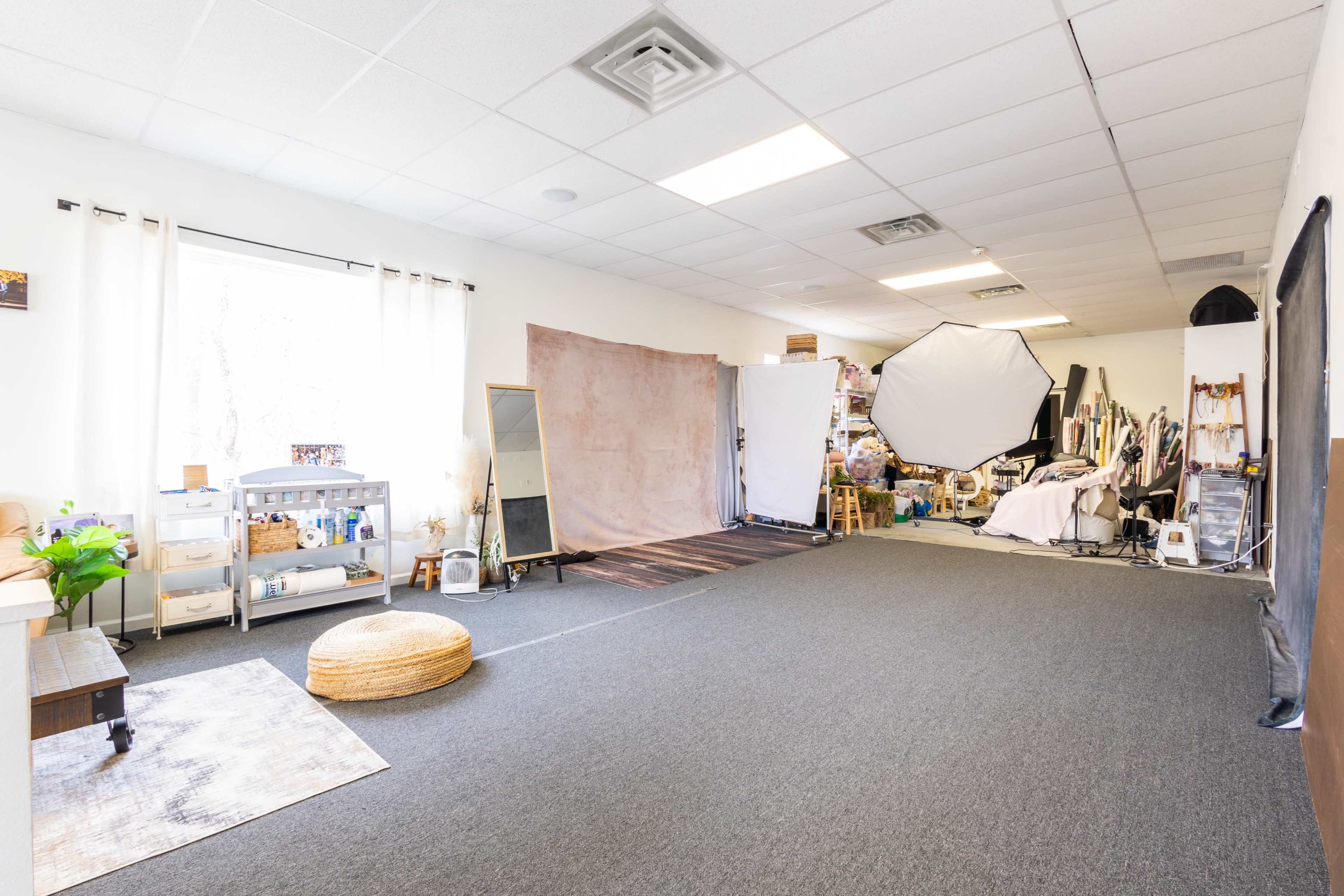 Spacious 1200 SF Studio with lots of natural light and high ceilings. Attached bathroom. Image in Windsor, Robbinsville, NJ