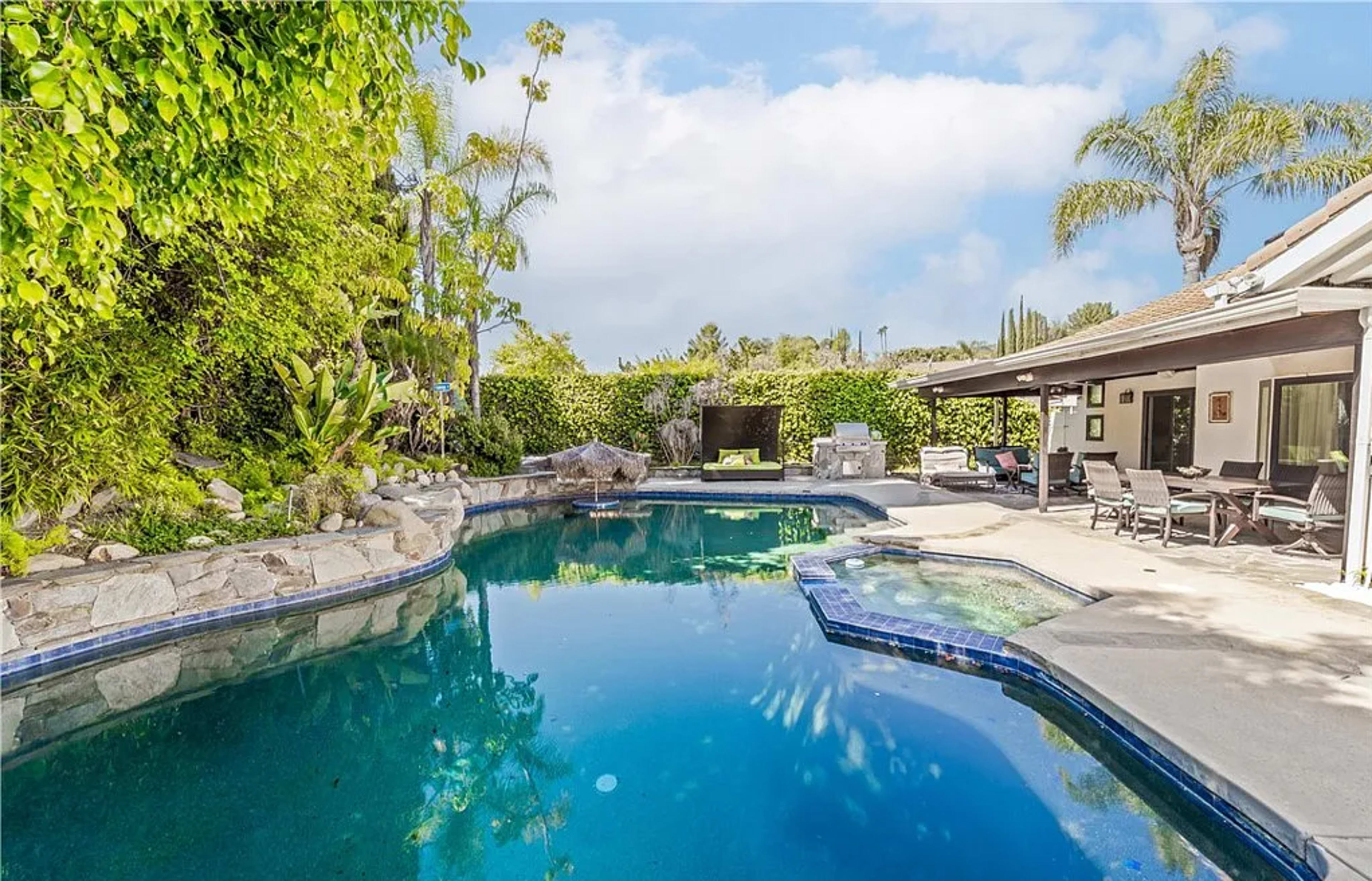 Beautiful home with pool & stunning backyard in Woodlandhills. Image in Woodland Hills, woodlandhills, CA