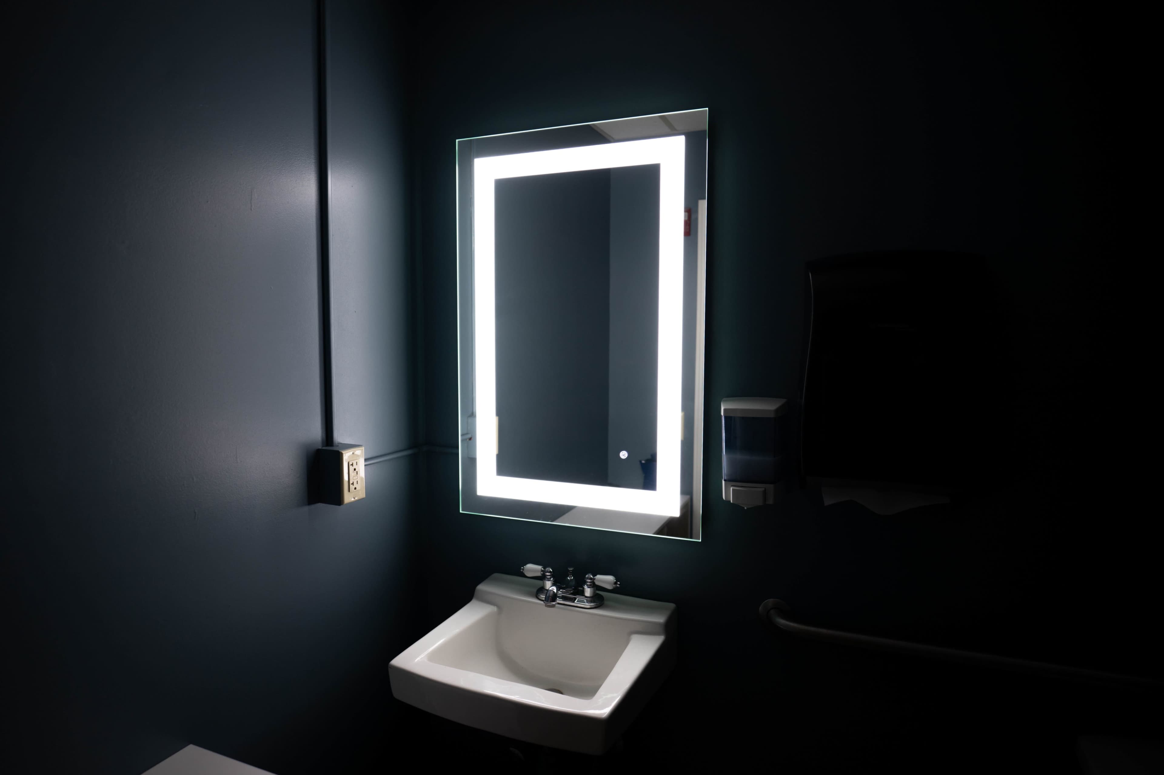 Convenient Urban Photography Studio with Large Windows Image in East Providence, Riverside, RI