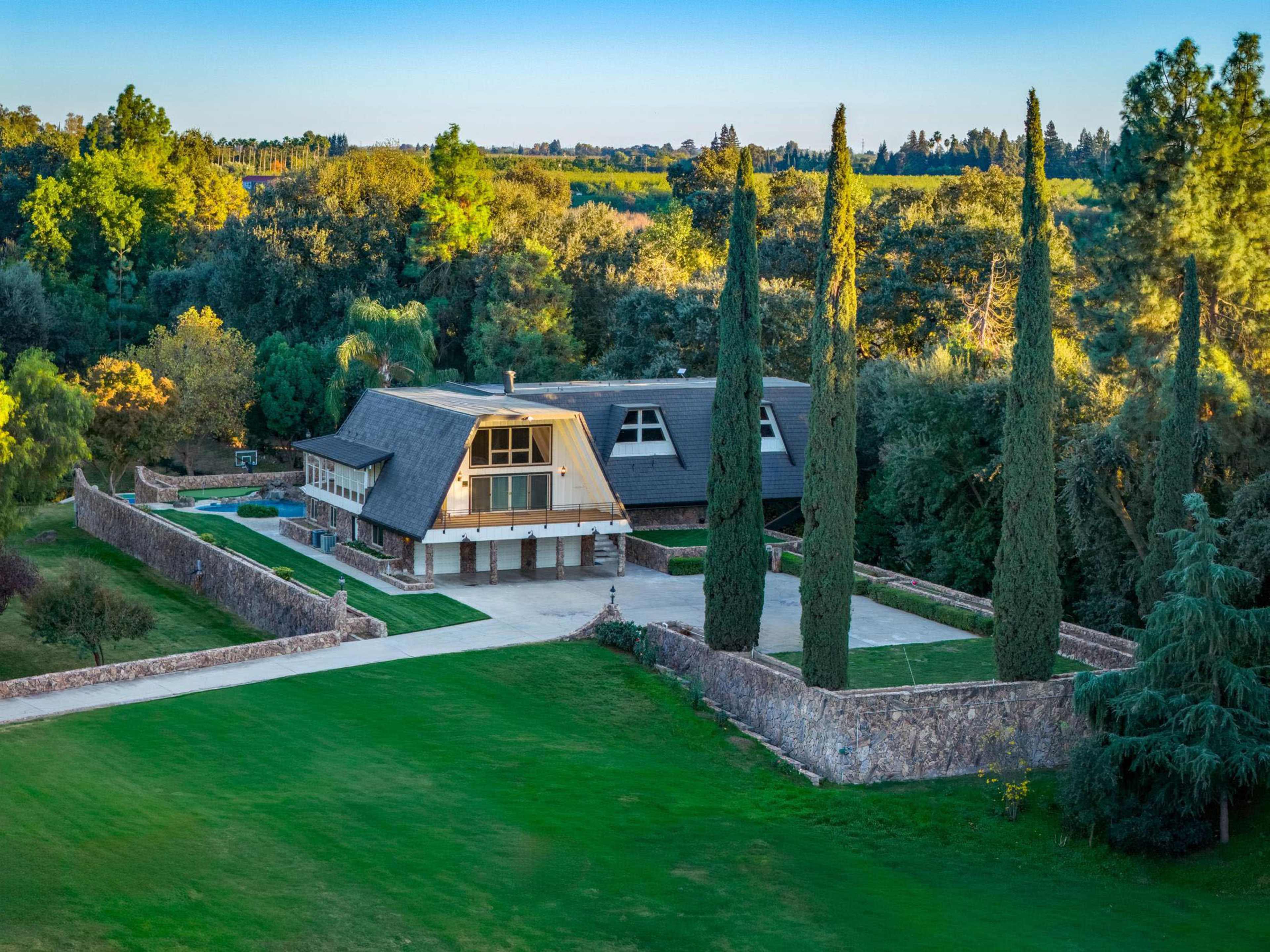 Grand Waterside Estate Image in , Modesto, CA