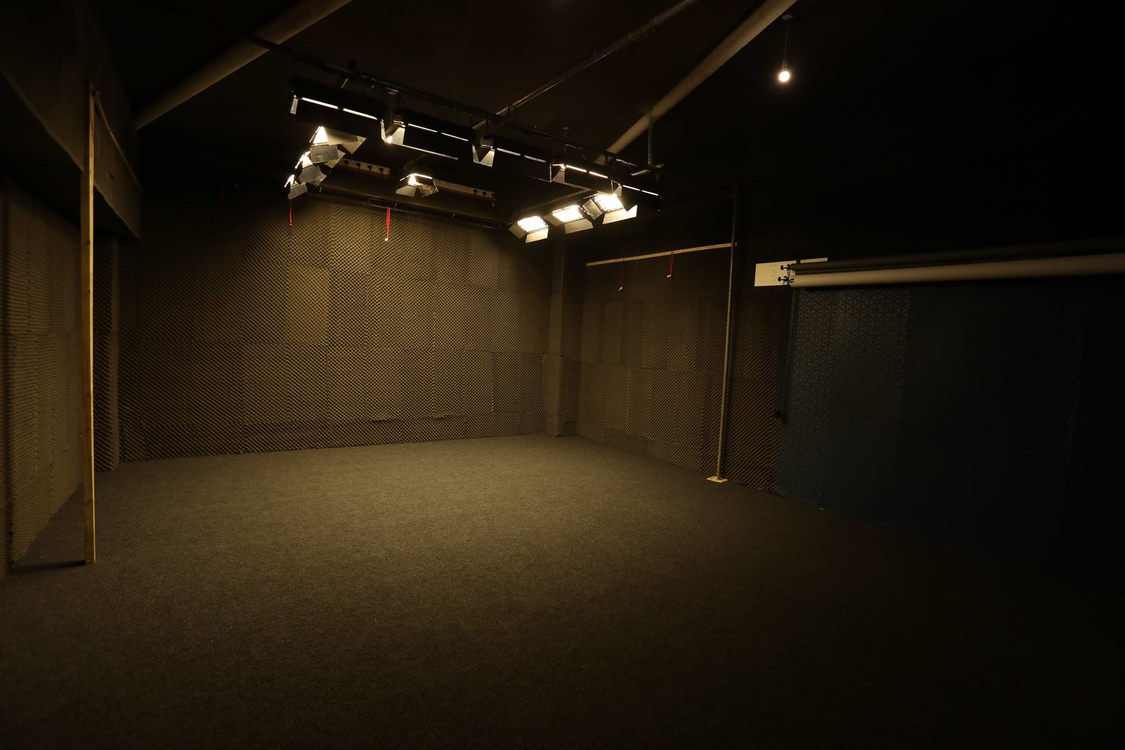 High Ceiling Studio Chroma Eetup With Office and Toilet Facilities Image in Southall, Southall, ENG