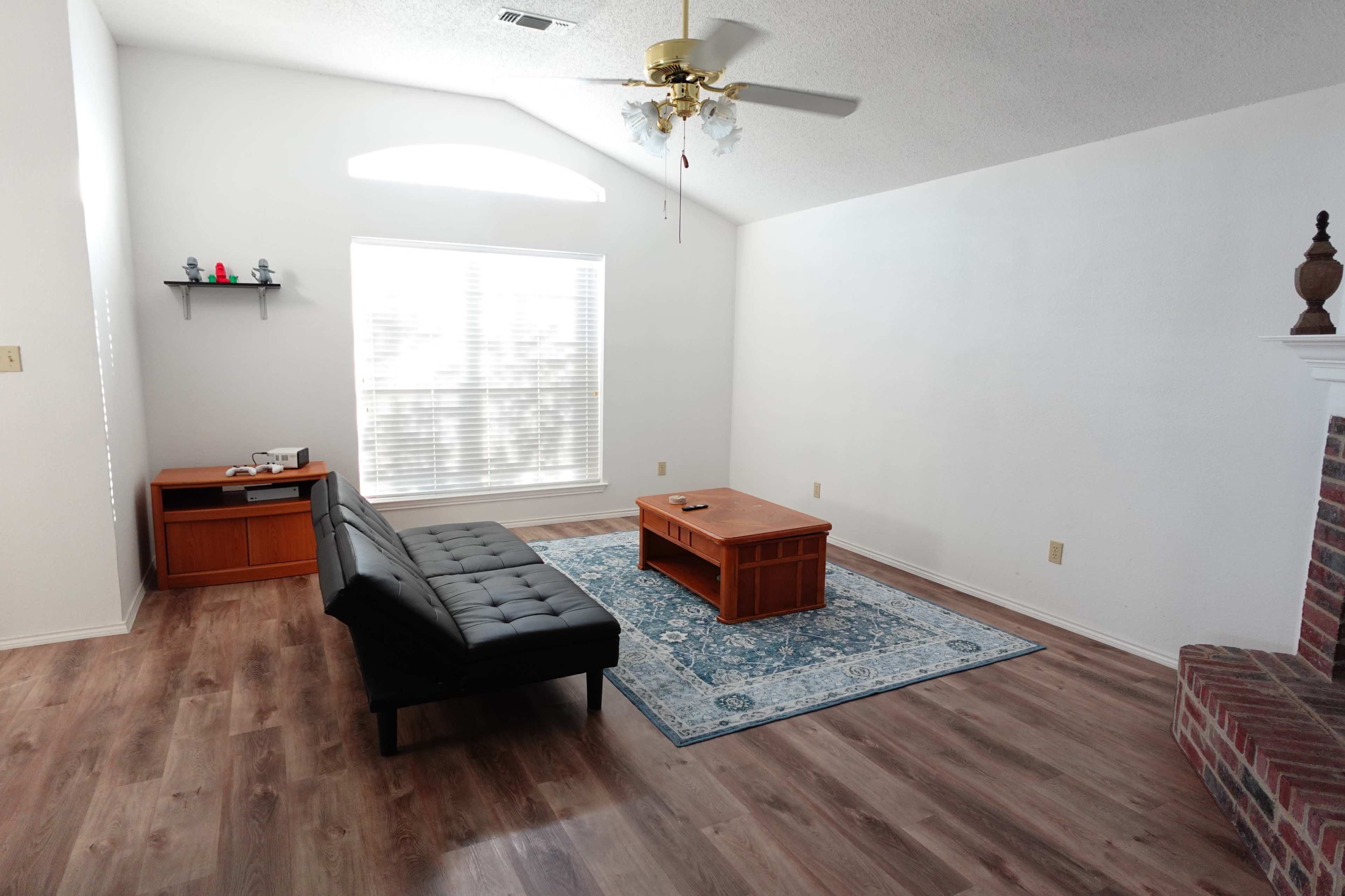 Standard house that could be used for creative purposes Image in Southeast Arlington, Arlington, TX