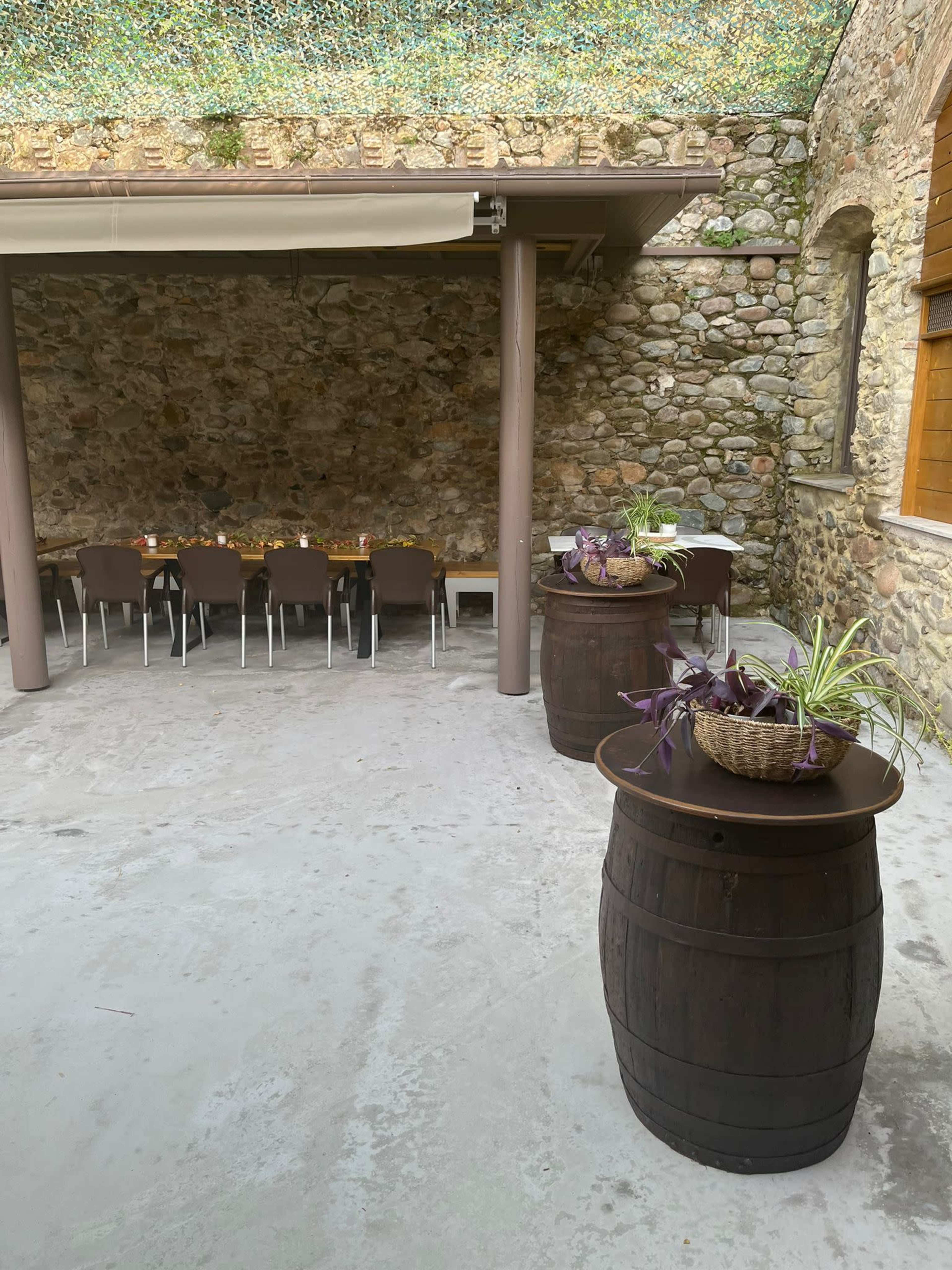 PATIO CON PORCHE, BARBACOA  y  salón interior  para CELEBRACIONES cerca de GERONA Image in Bescanó, Bescanó, GI