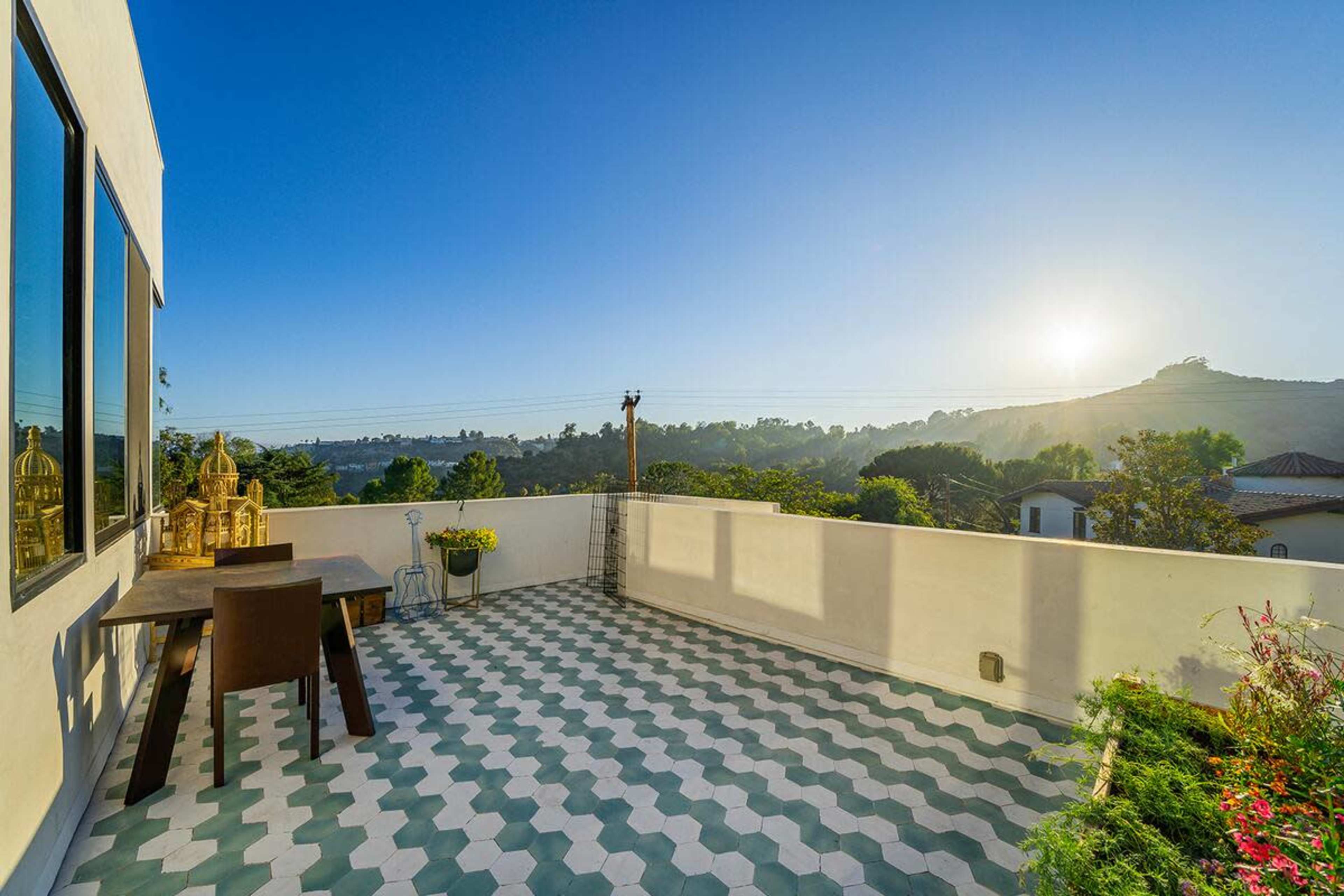 Hollywood Hills Natural Light House Image in Central LA, Los Angeles, CA